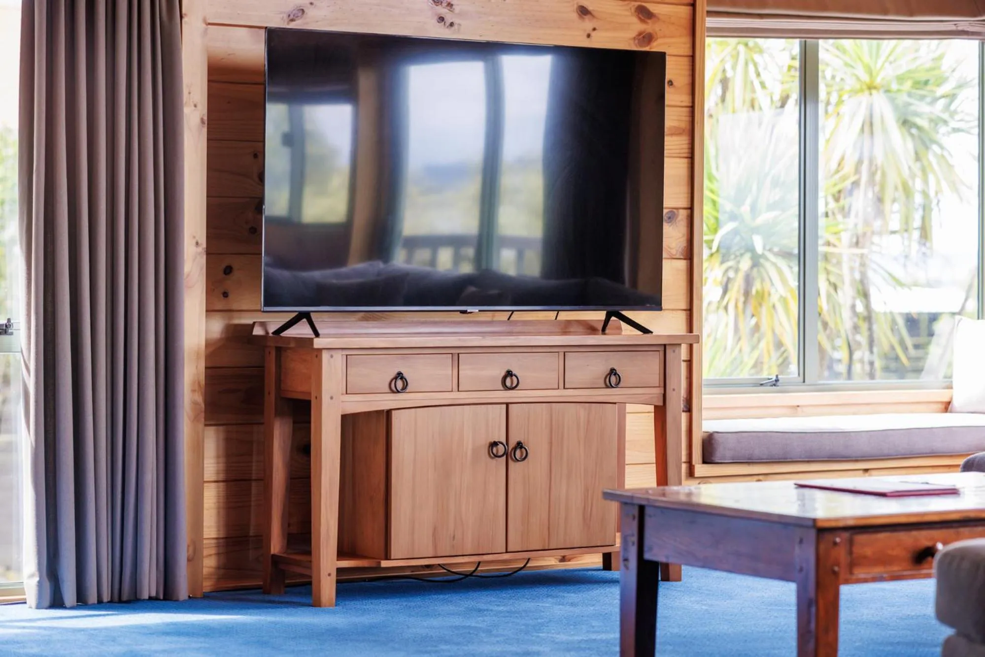 Communal lounge/ TV room in Koura Lodge