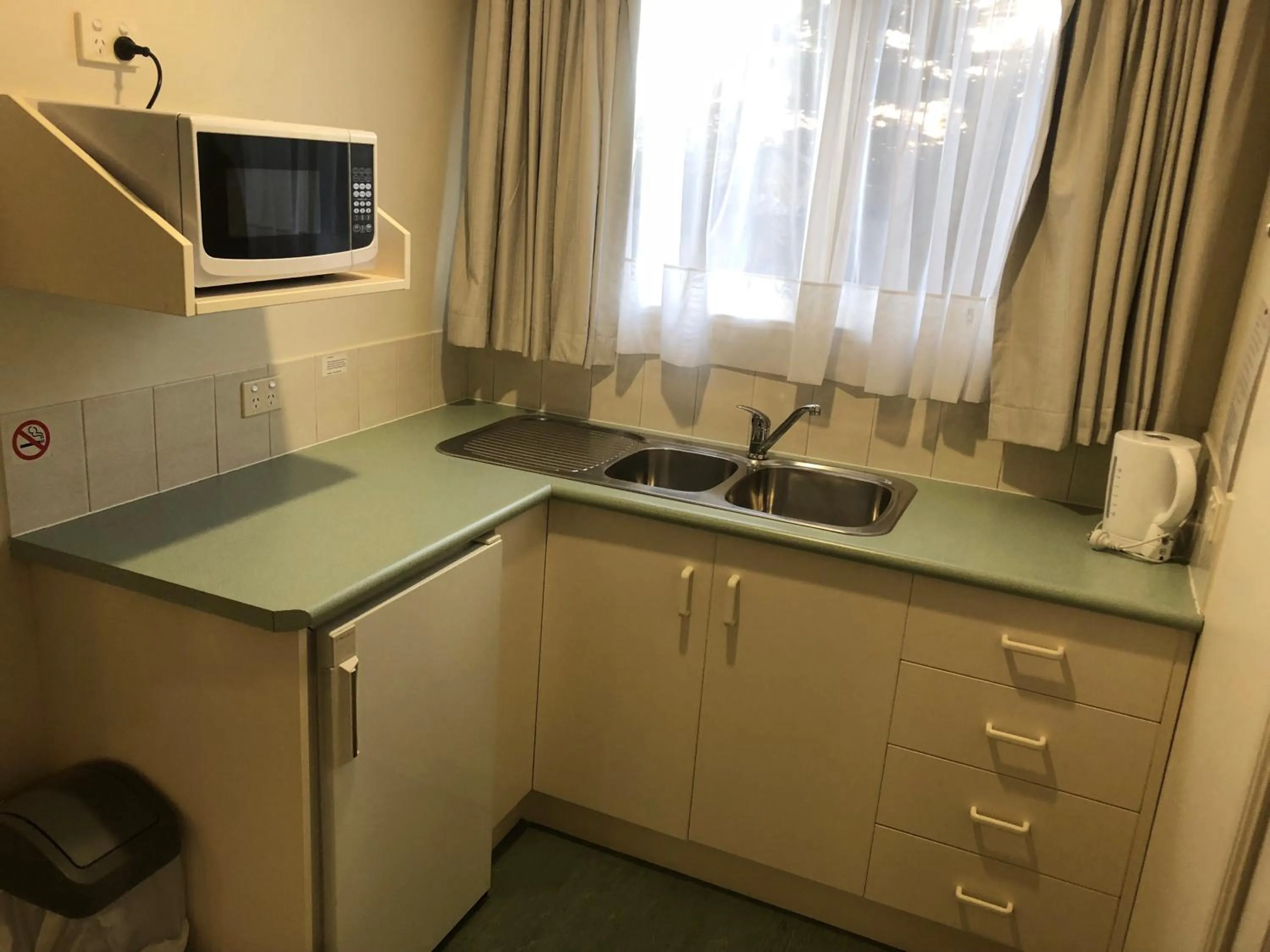 Kitchen or kitchenette in Sheffield Motor Inn