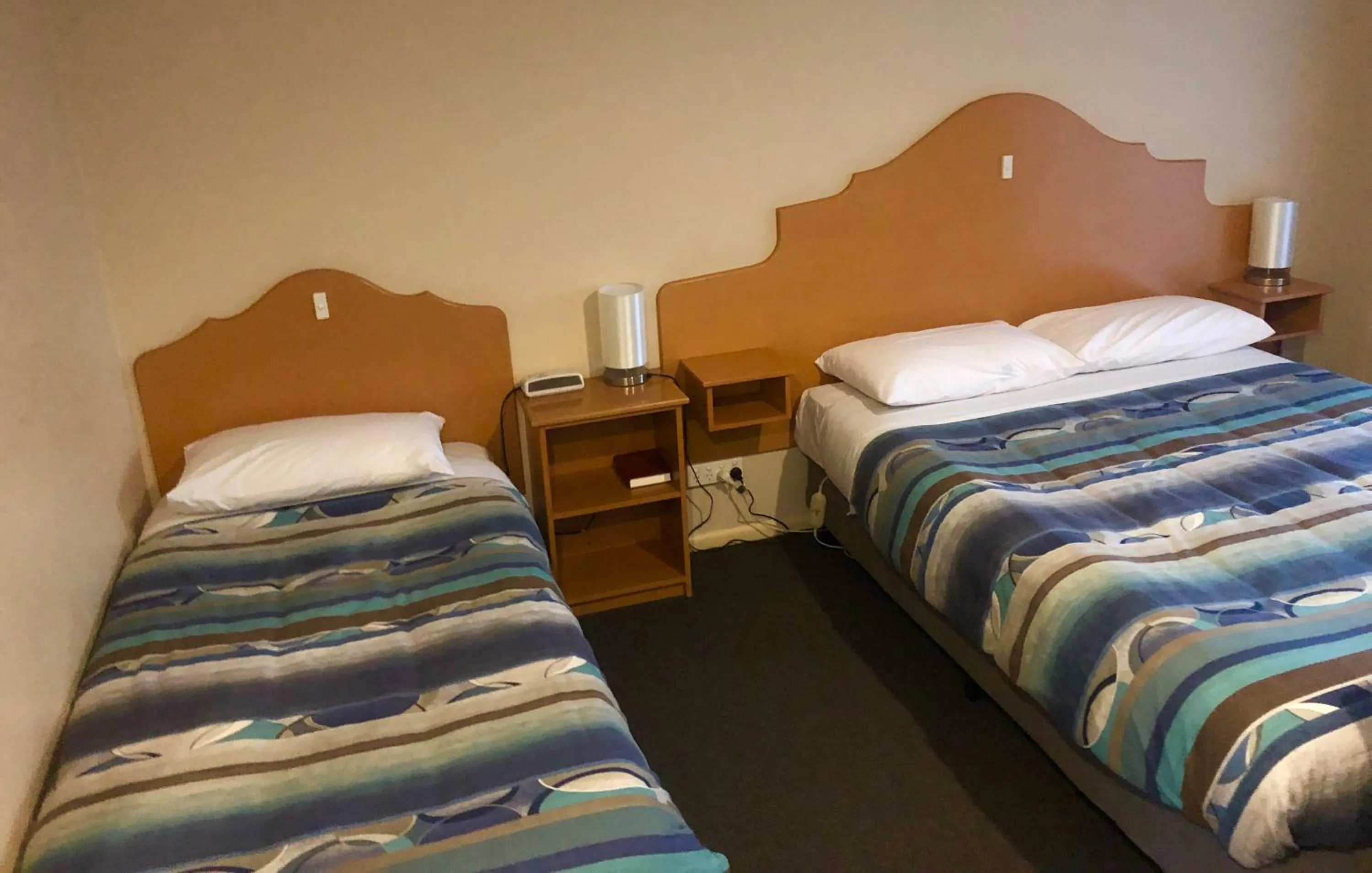 Bedroom, Bed in Sheffield Motor Inn