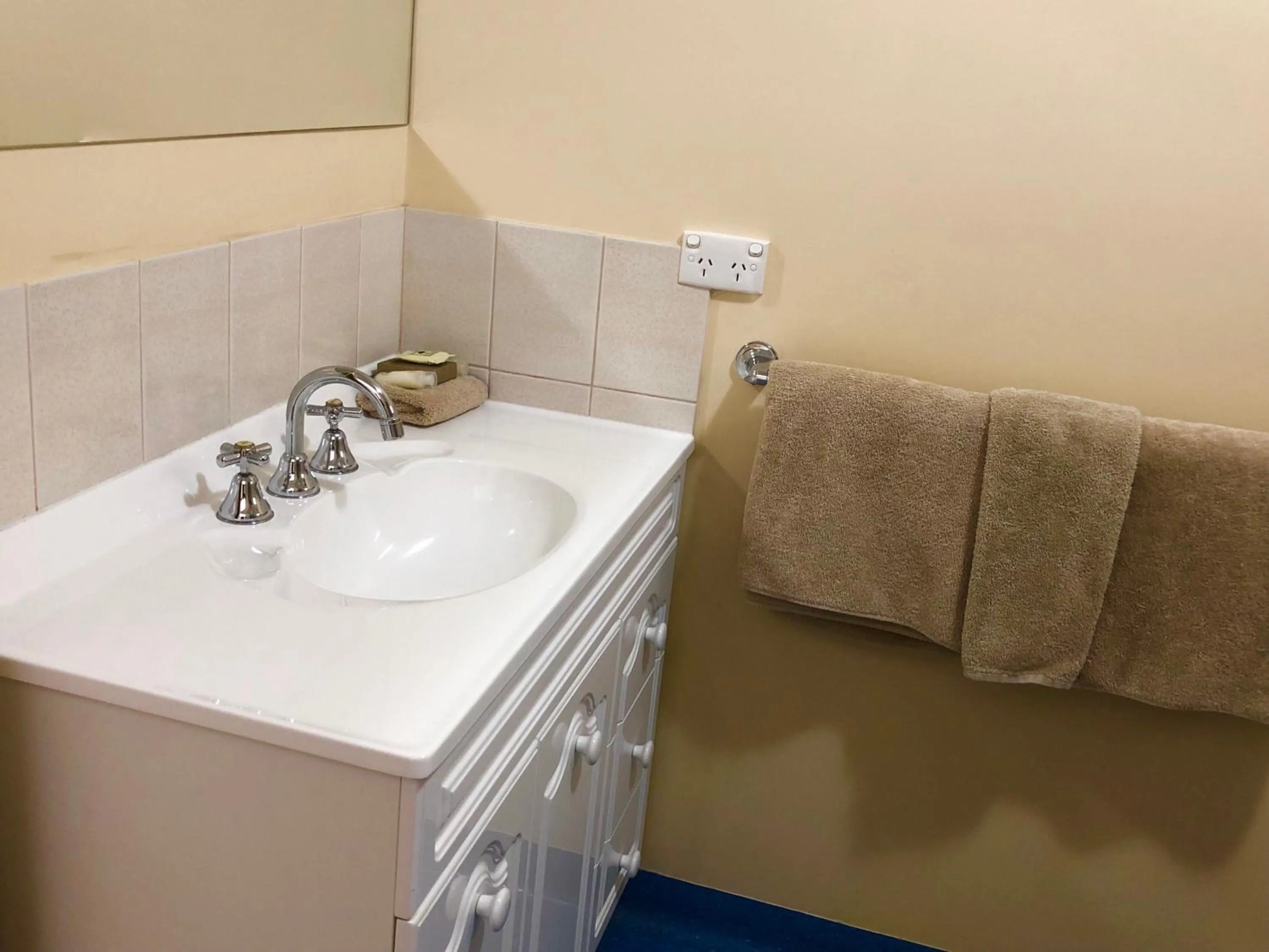 Shower in Sheffield Motor Inn