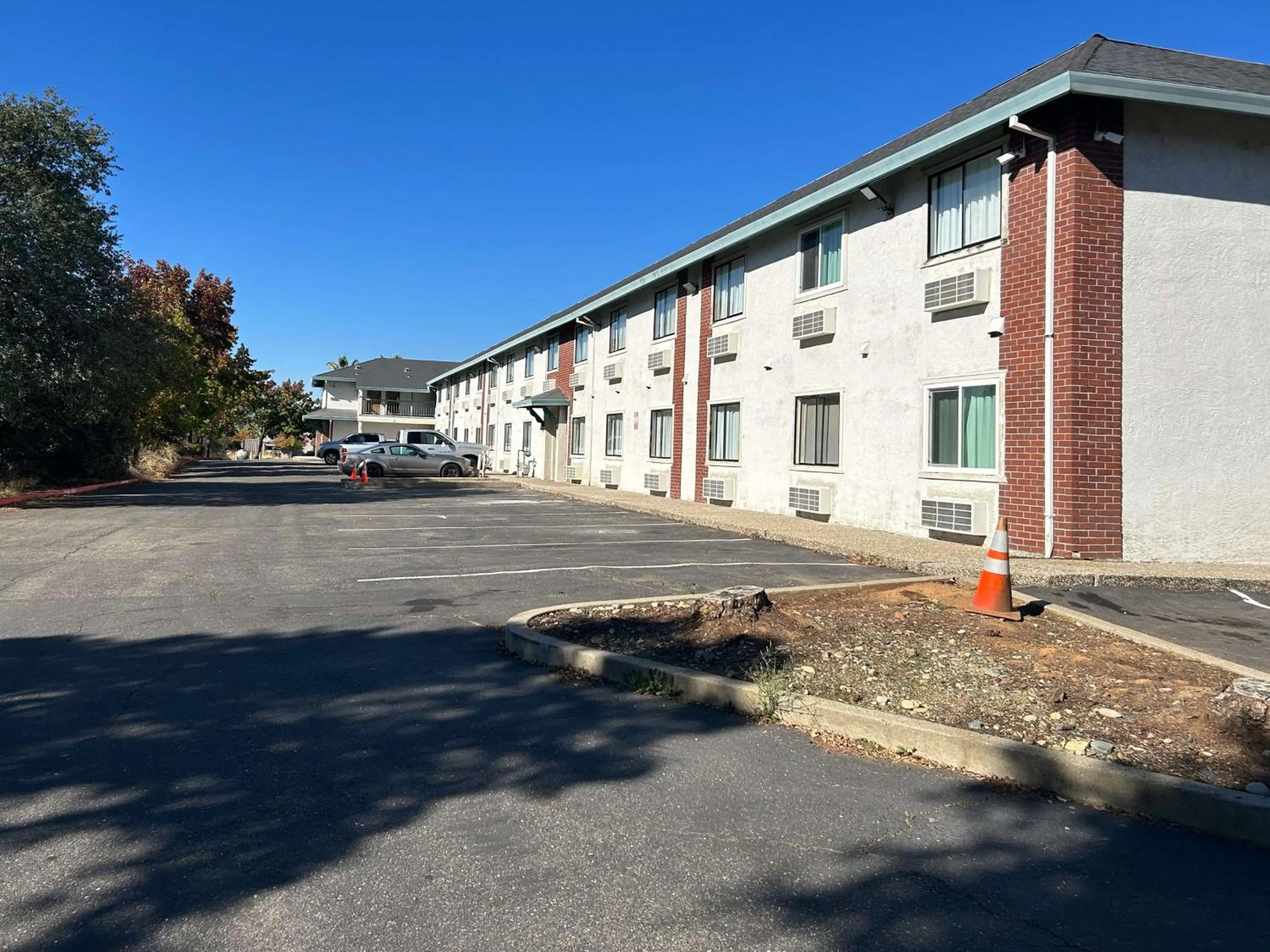 Property building in Studio 6 Suites Cameron Park, CA Folsom