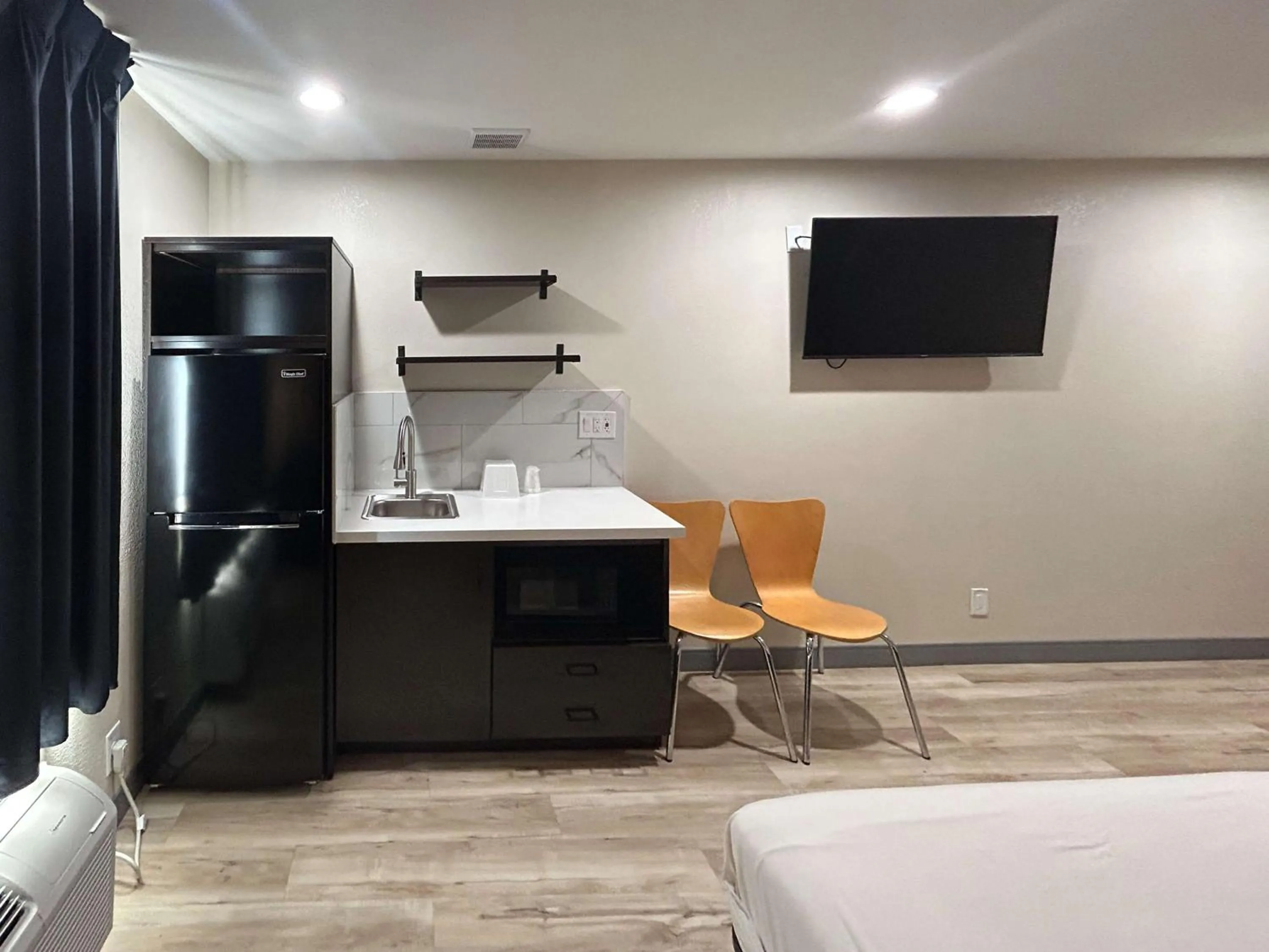 Photo of the whole room in Studio 6 Suites Cameron Park, CA Folsom