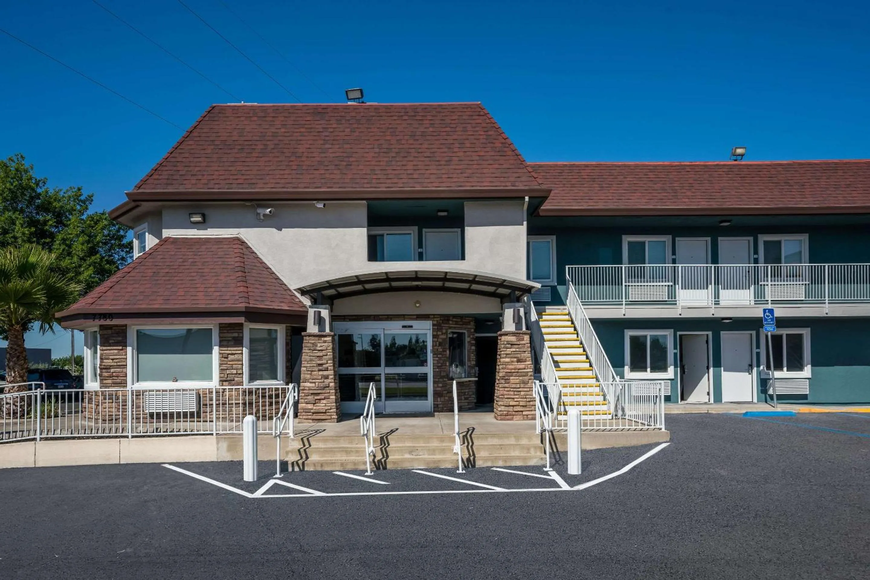 Property building in Quality Inn Elk Grove-Sacramento