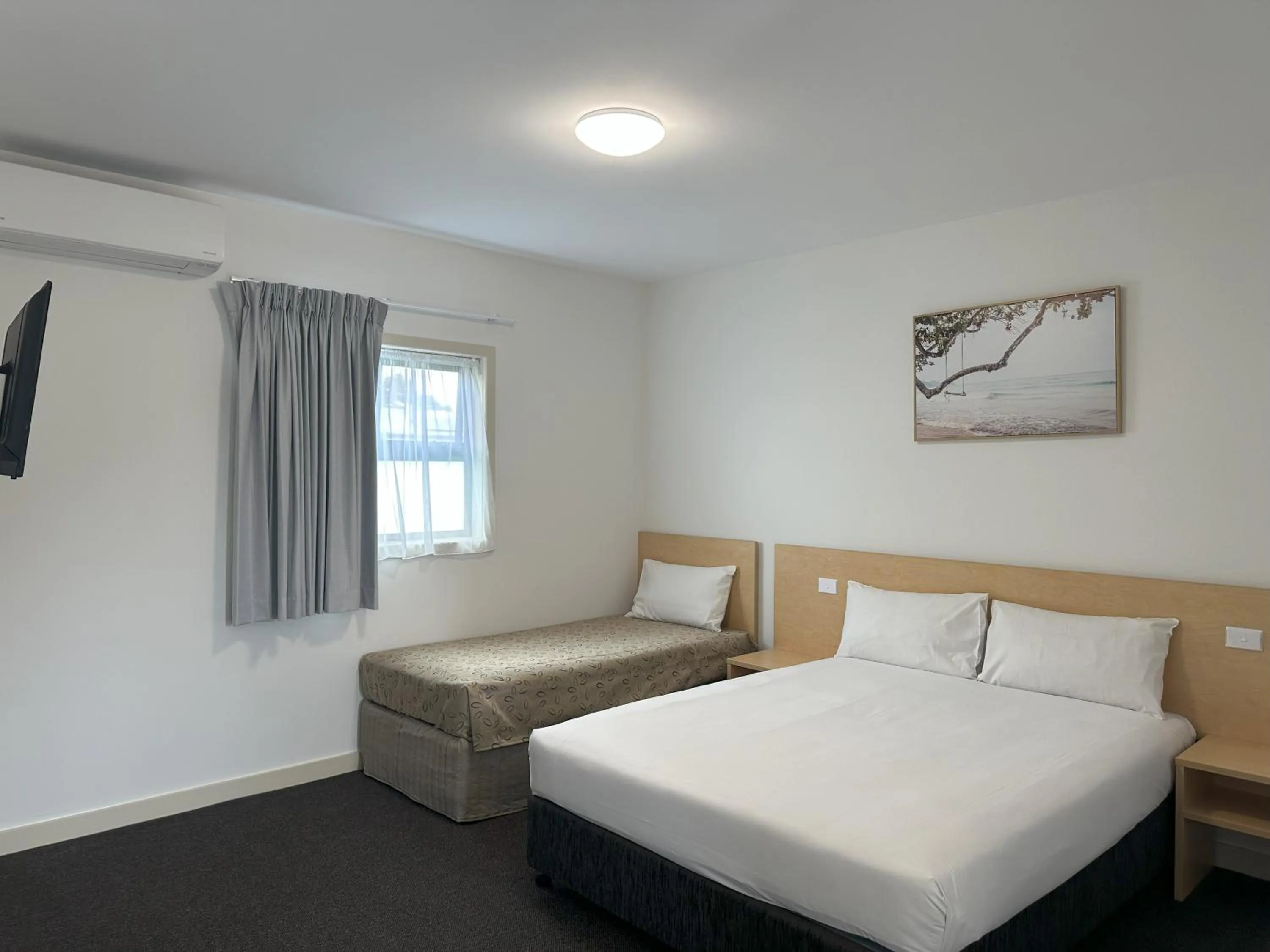 Bedroom, Bed in Travellers Motor Village