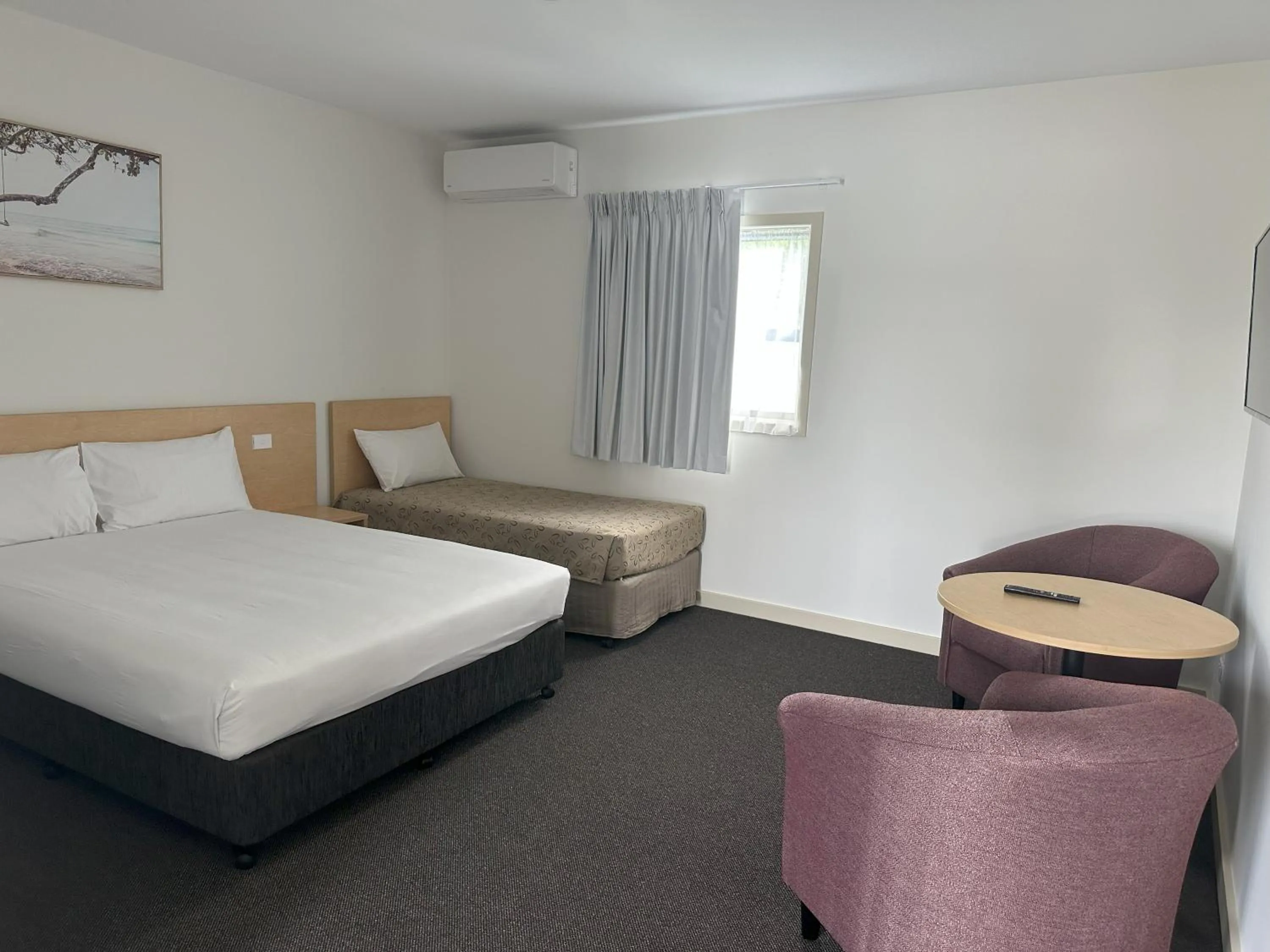 Bedroom, Bed in Travellers Motor Village