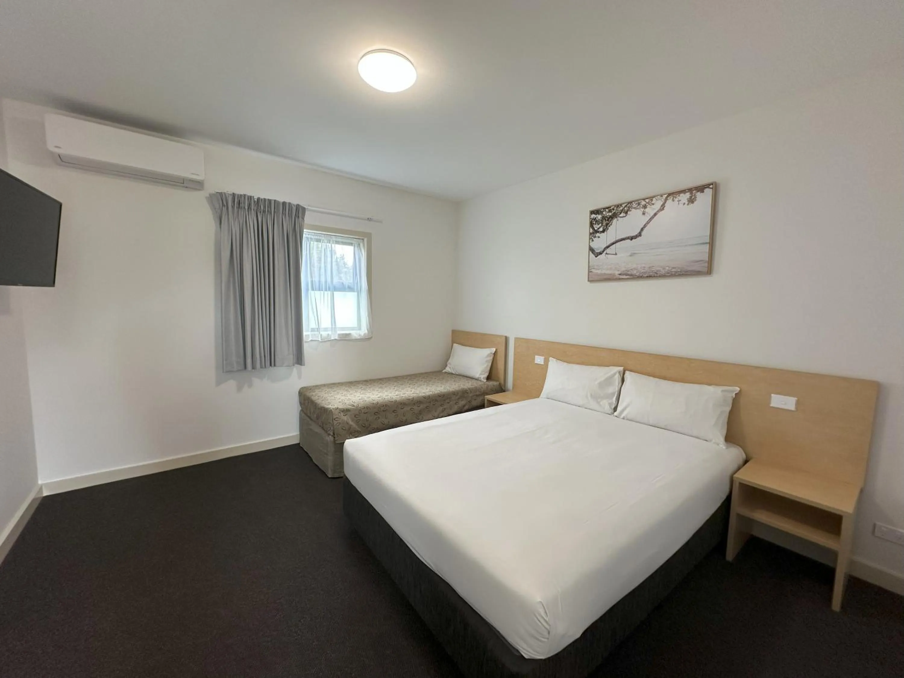 Bedroom, Bed in Travellers Motor Village