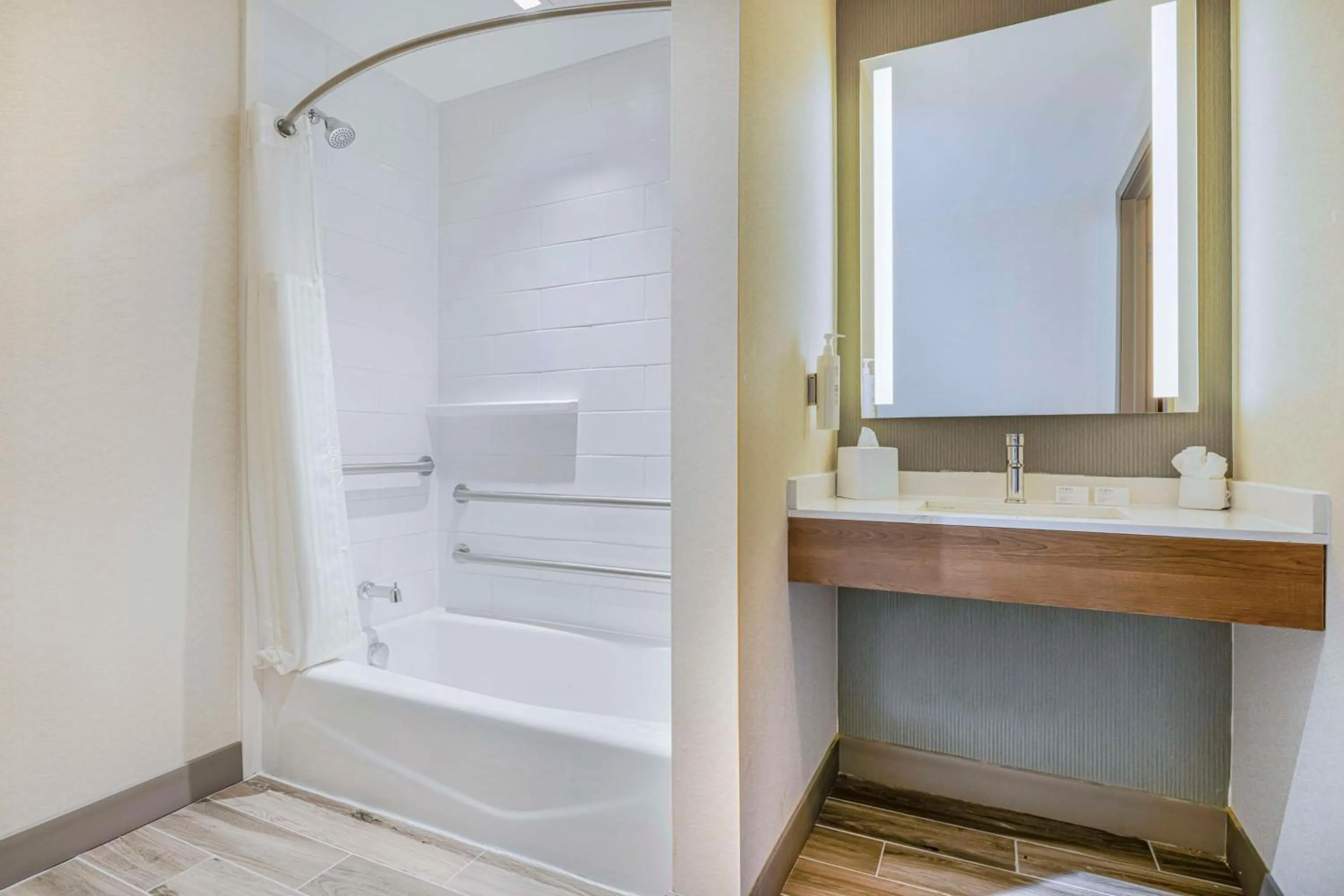 Bathroom in Hilton Garden Inn Colorado Springs Airport