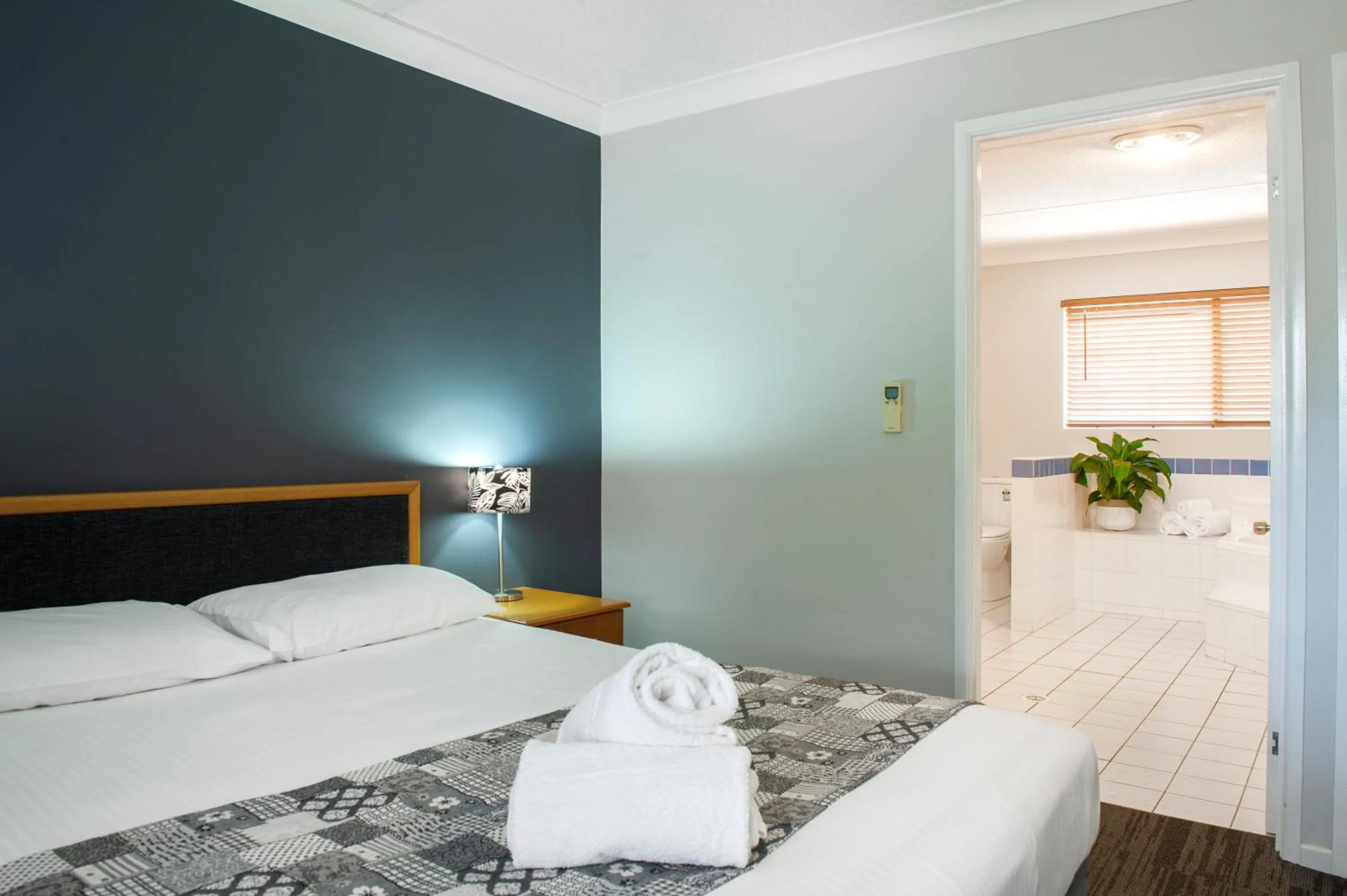 Bathroom, Bed in Country Motel Ipswich