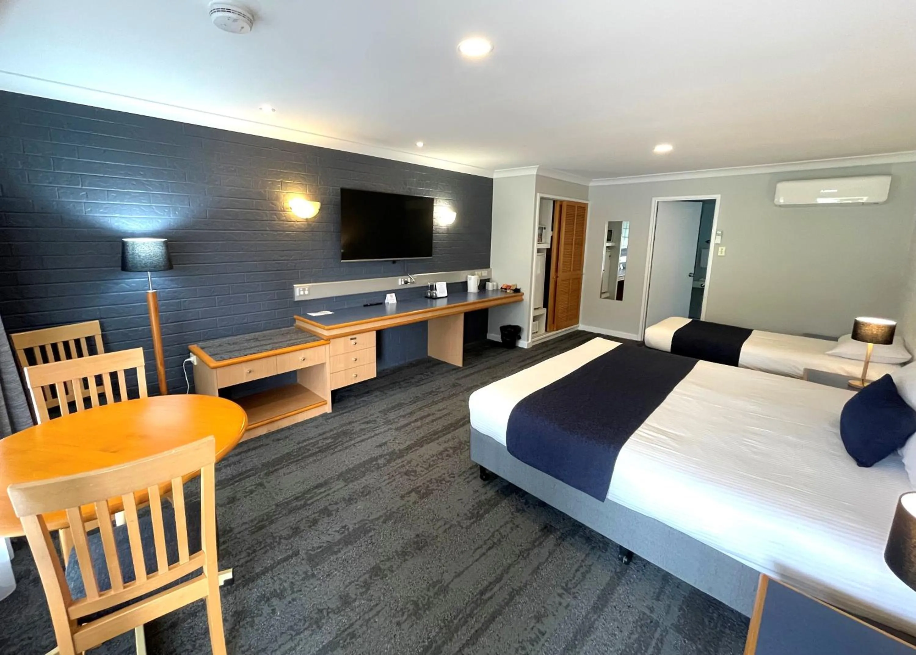 Photo of the whole room, Bed in Country Motel Ipswich