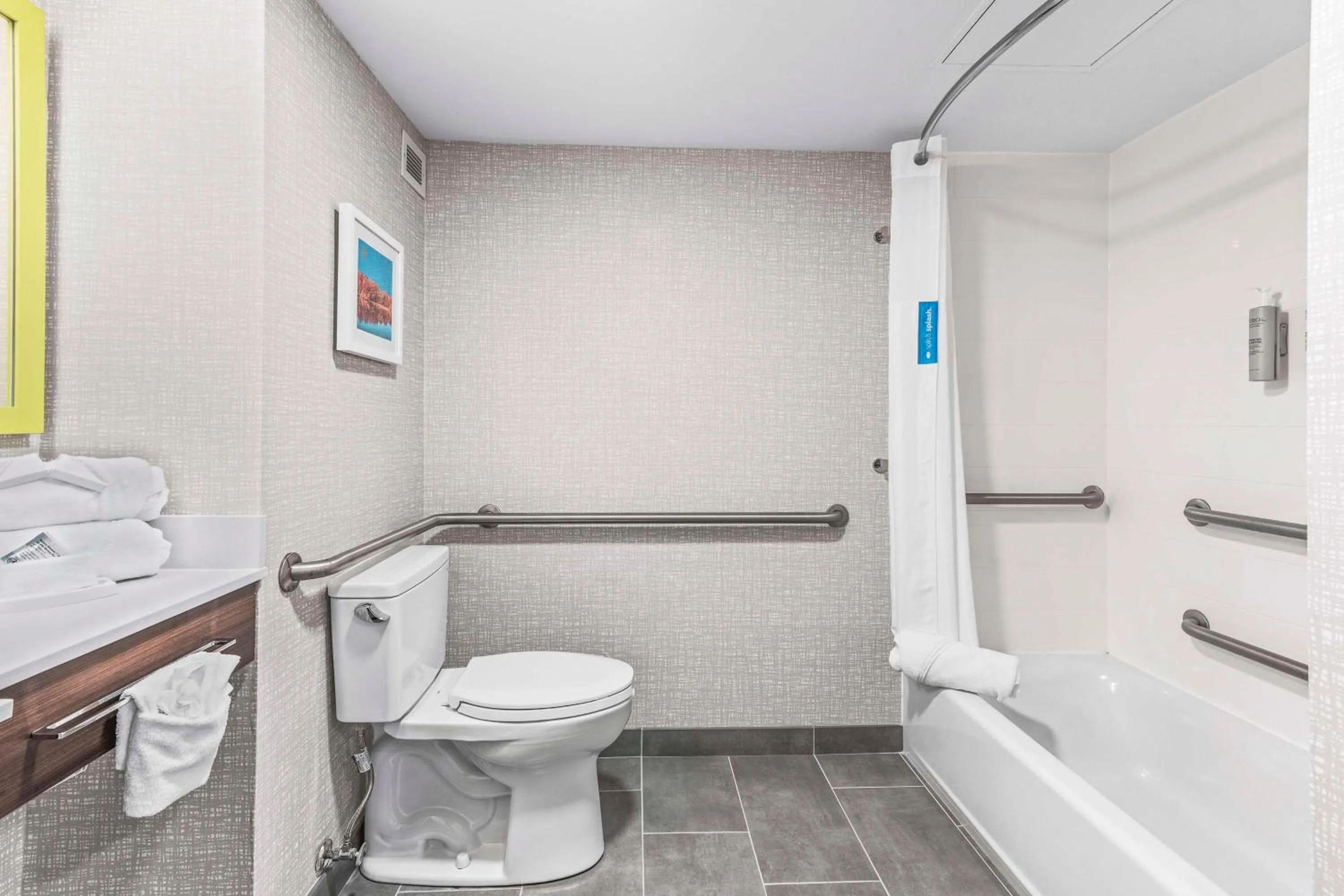 Bathroom in Hampton Inn Columbus-North