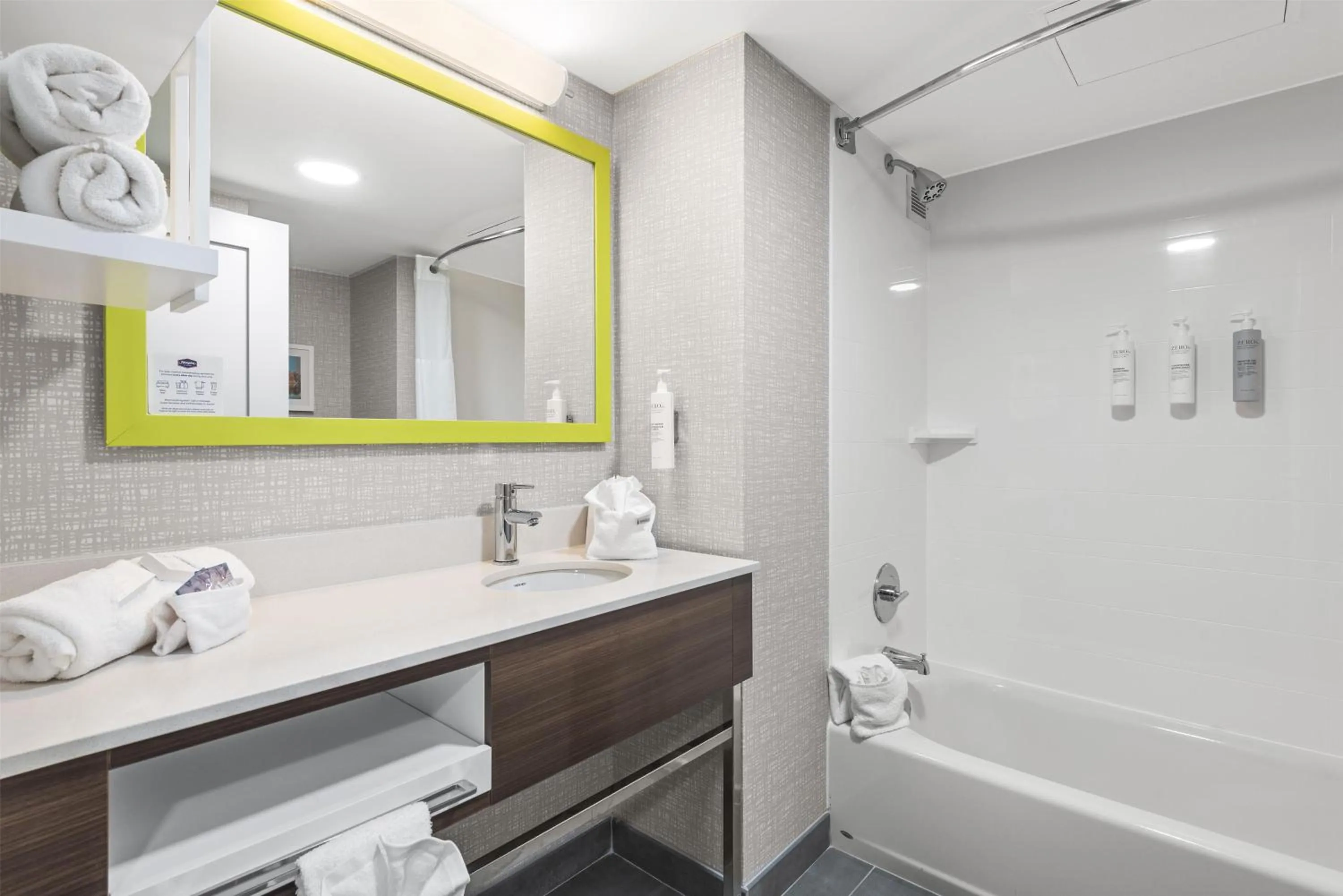 Bathroom in Hampton Inn Columbus-North