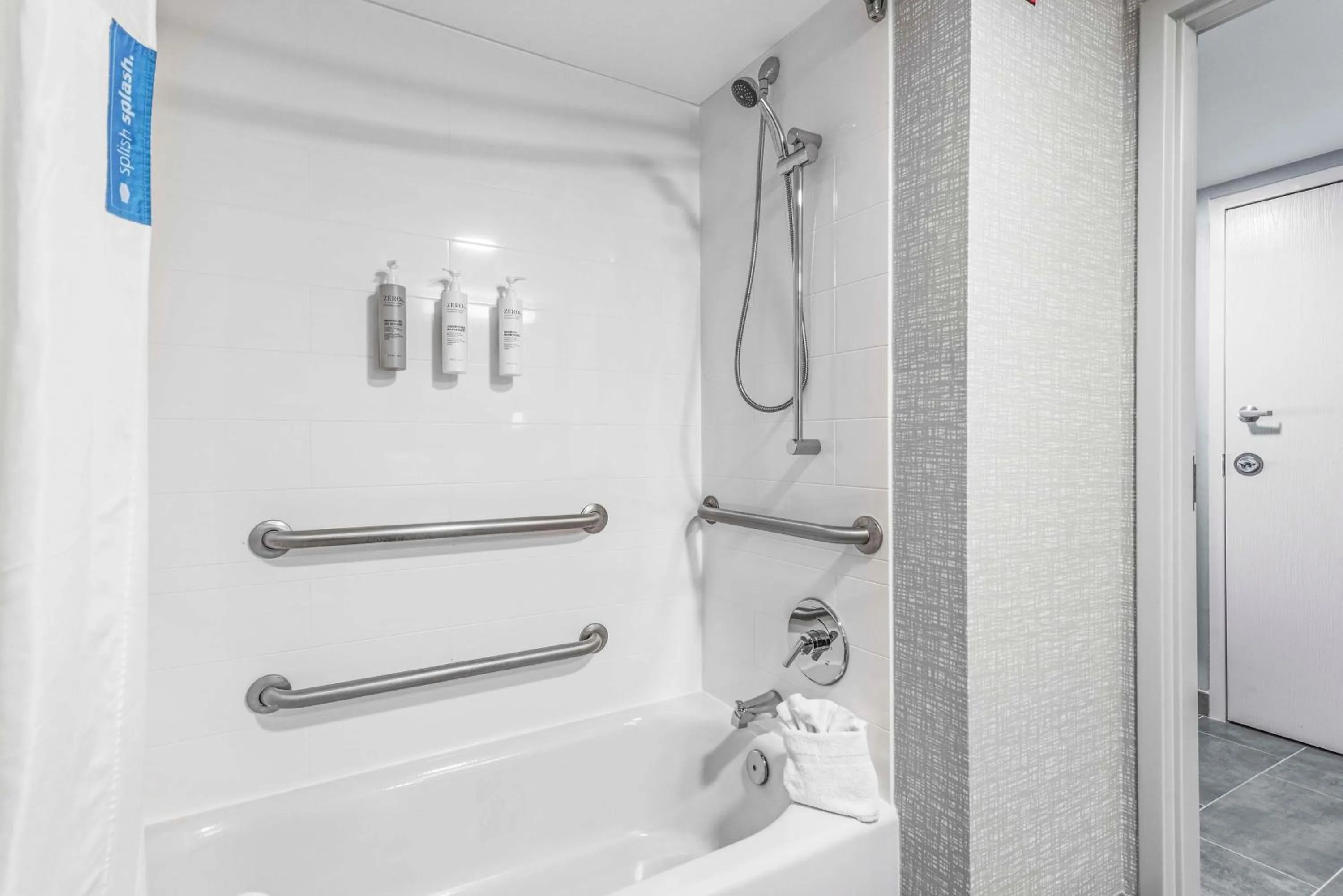 Bathroom in Hampton Inn Columbus-North