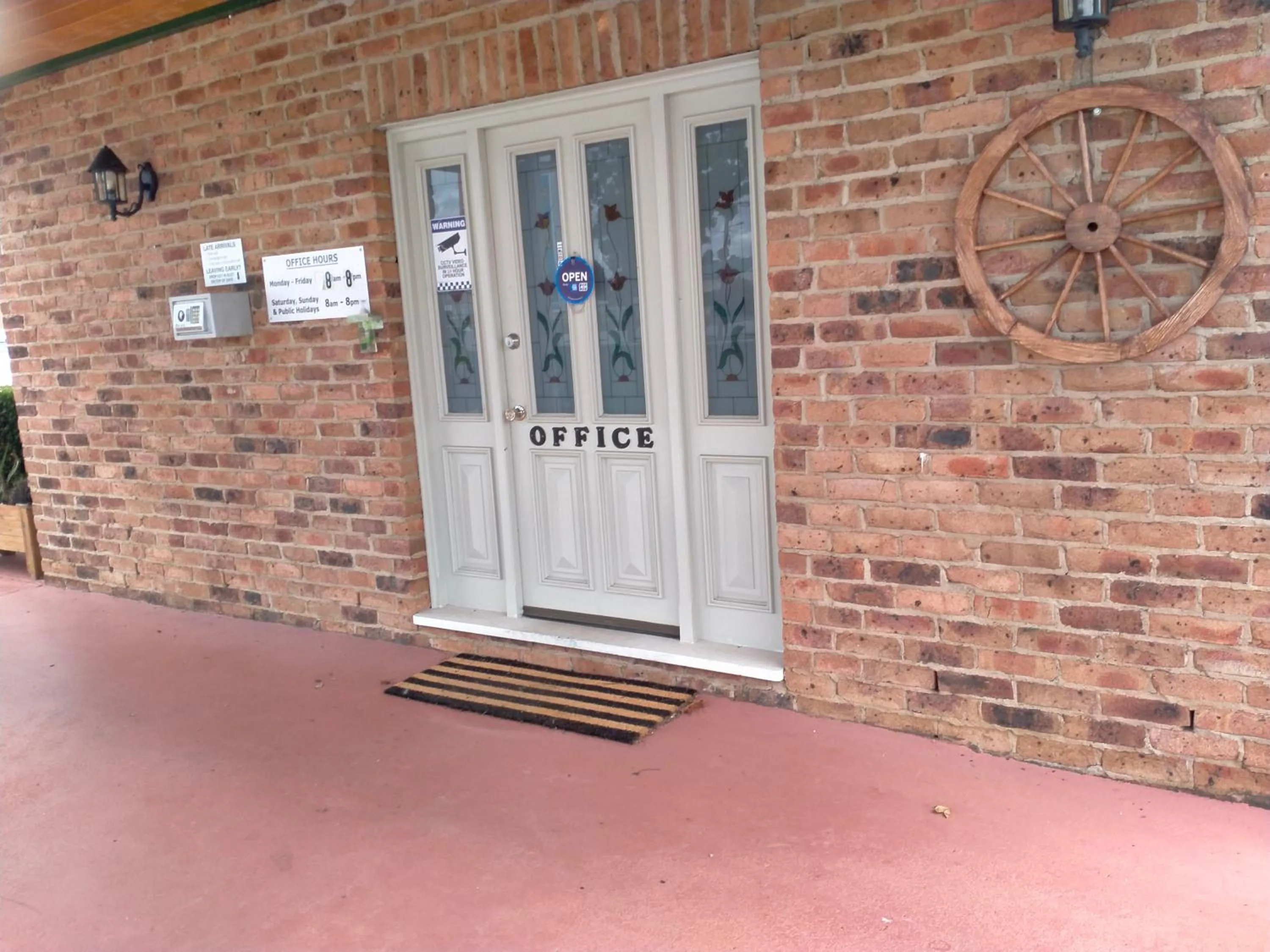 Text overlay in Sandstock Motor Inn Armidale