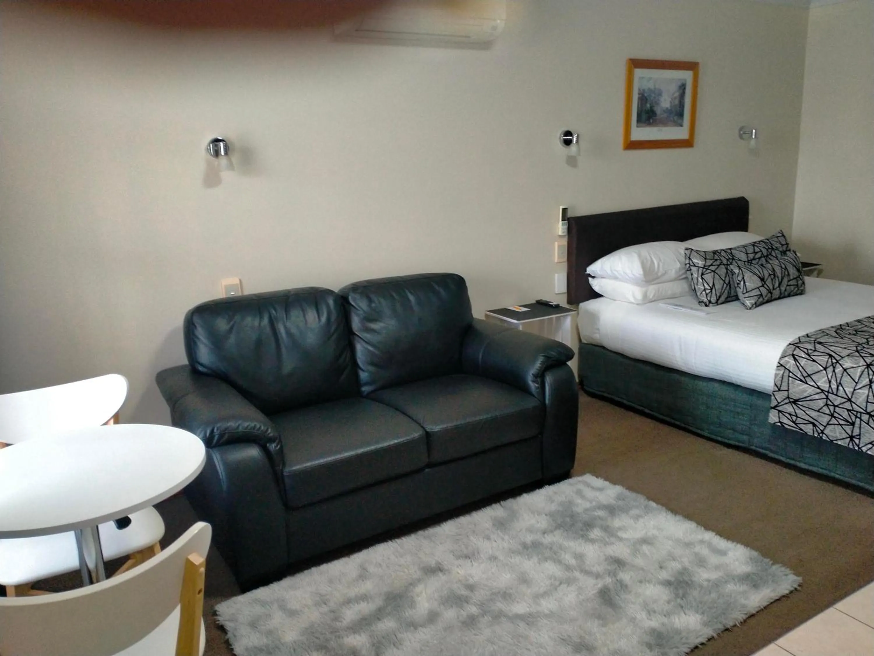 Seating area, Bed in Sandstock Motor Inn Armidale