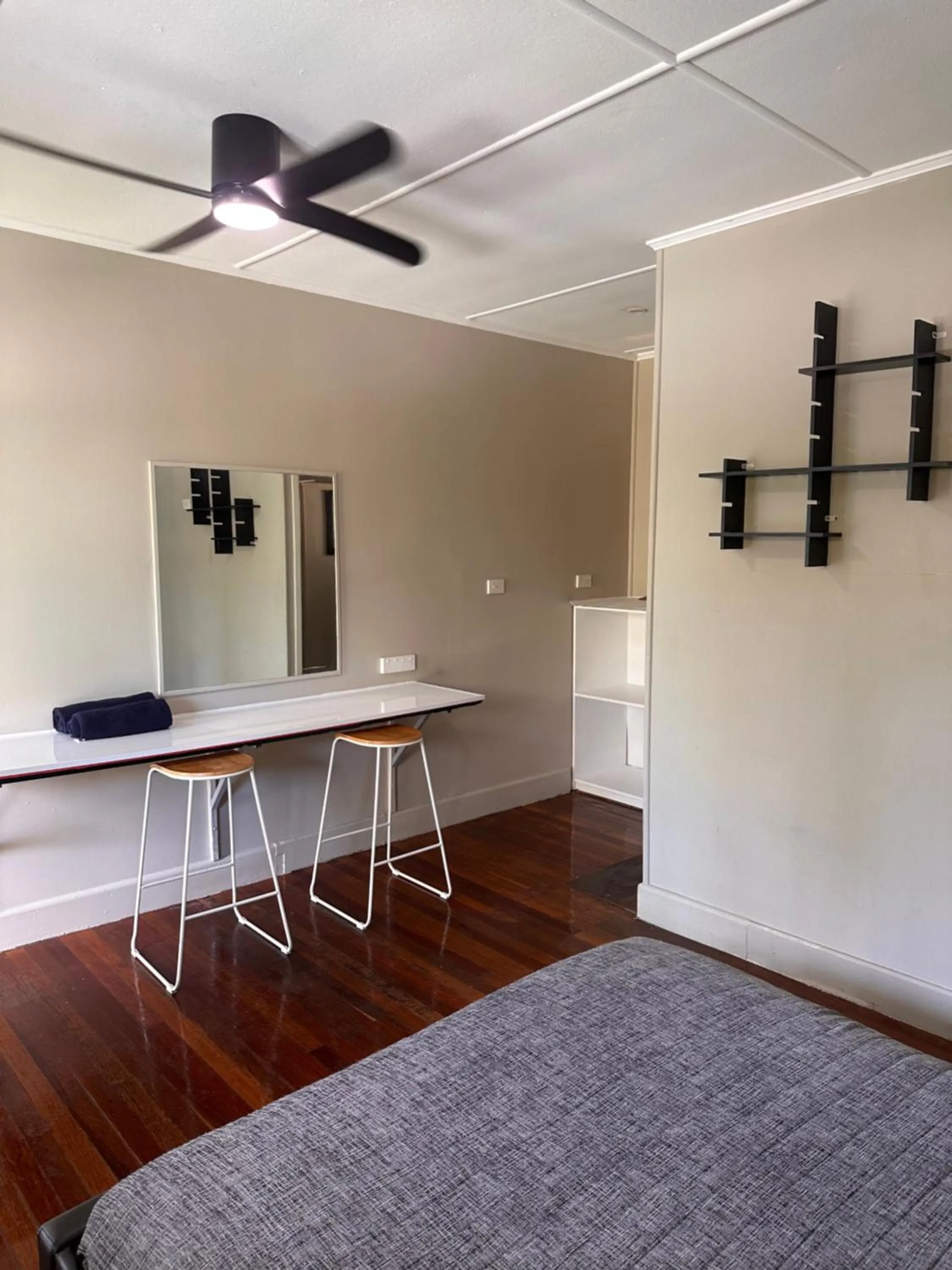 hair dresser in Backpackers In Paradise 18-35 Hostel