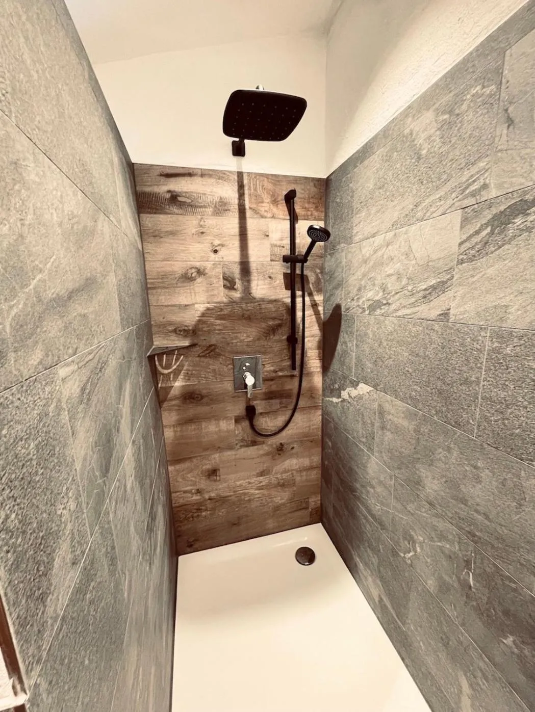 Shower in Pension Kreuzeck - Dein Glücksplatz am Lech