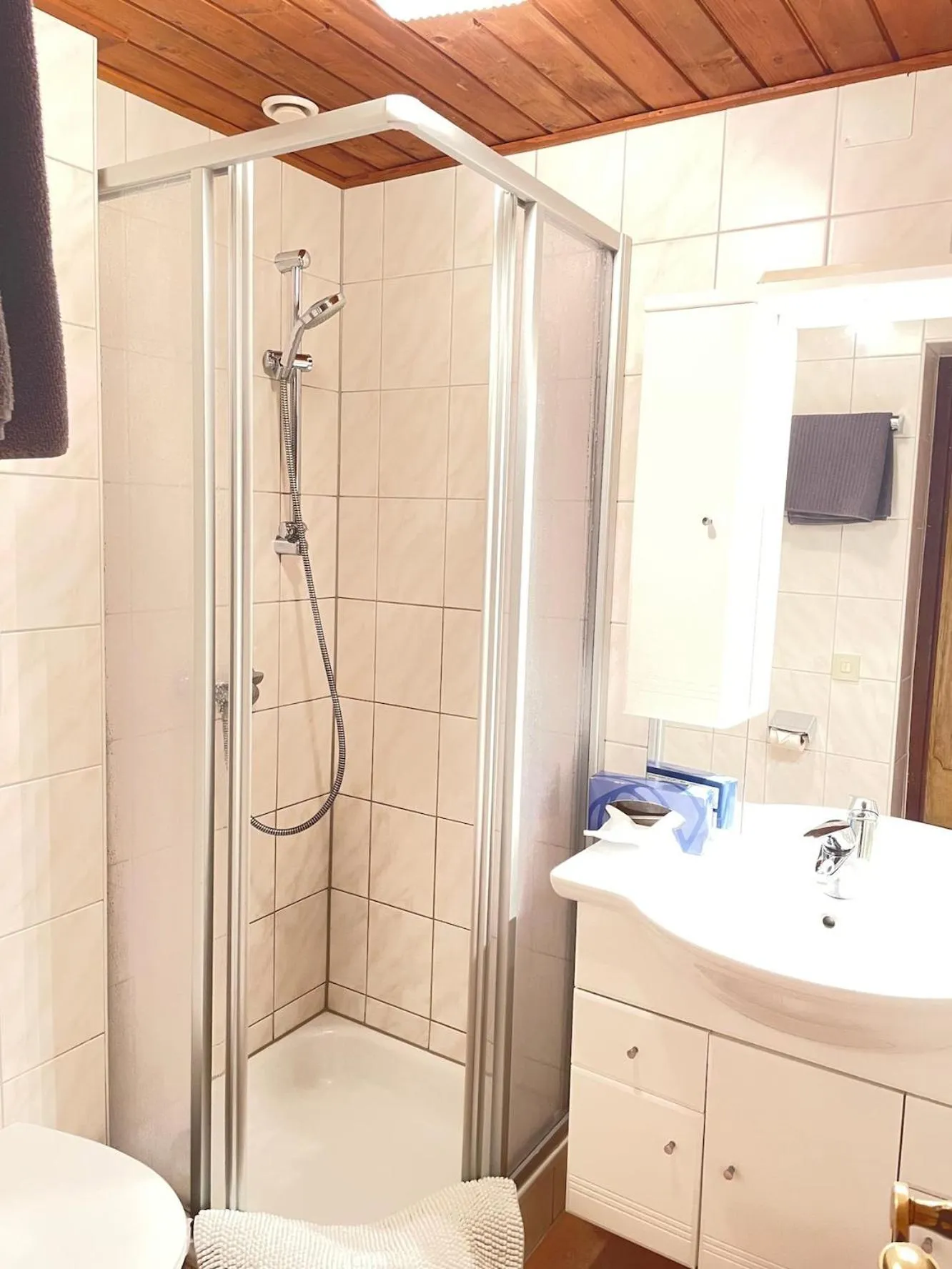 Shower in Pension Kreuzeck - Dein Glücksplatz am Lech