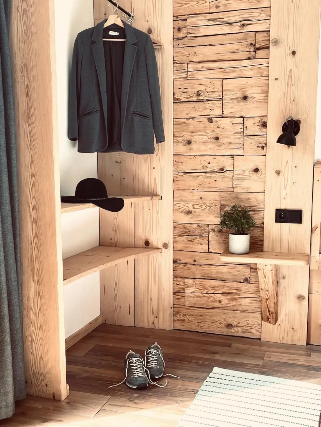 wardrobe in Pension Kreuzeck - Dein Glücksplatz am Lech