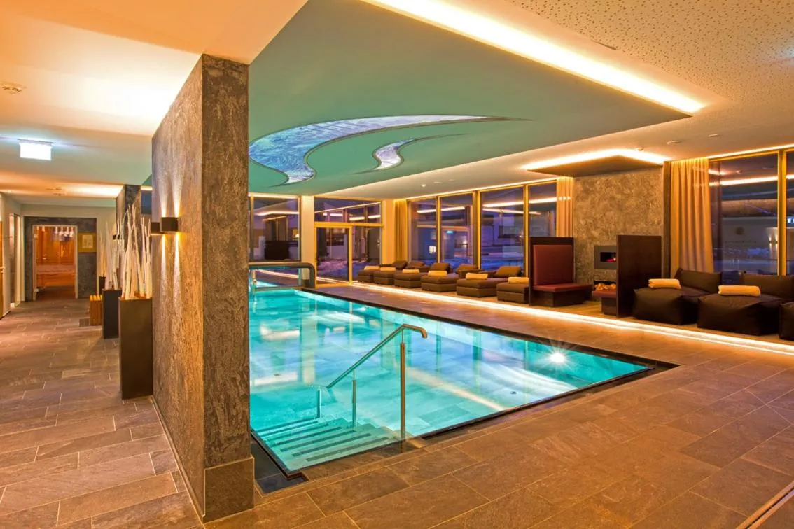 Swimming pool in Hotel Truyenhof
