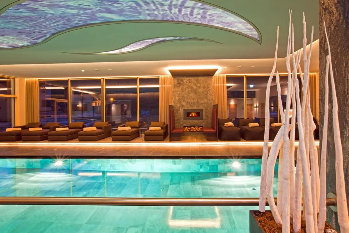 Swimming pool in Hotel Truyenhof