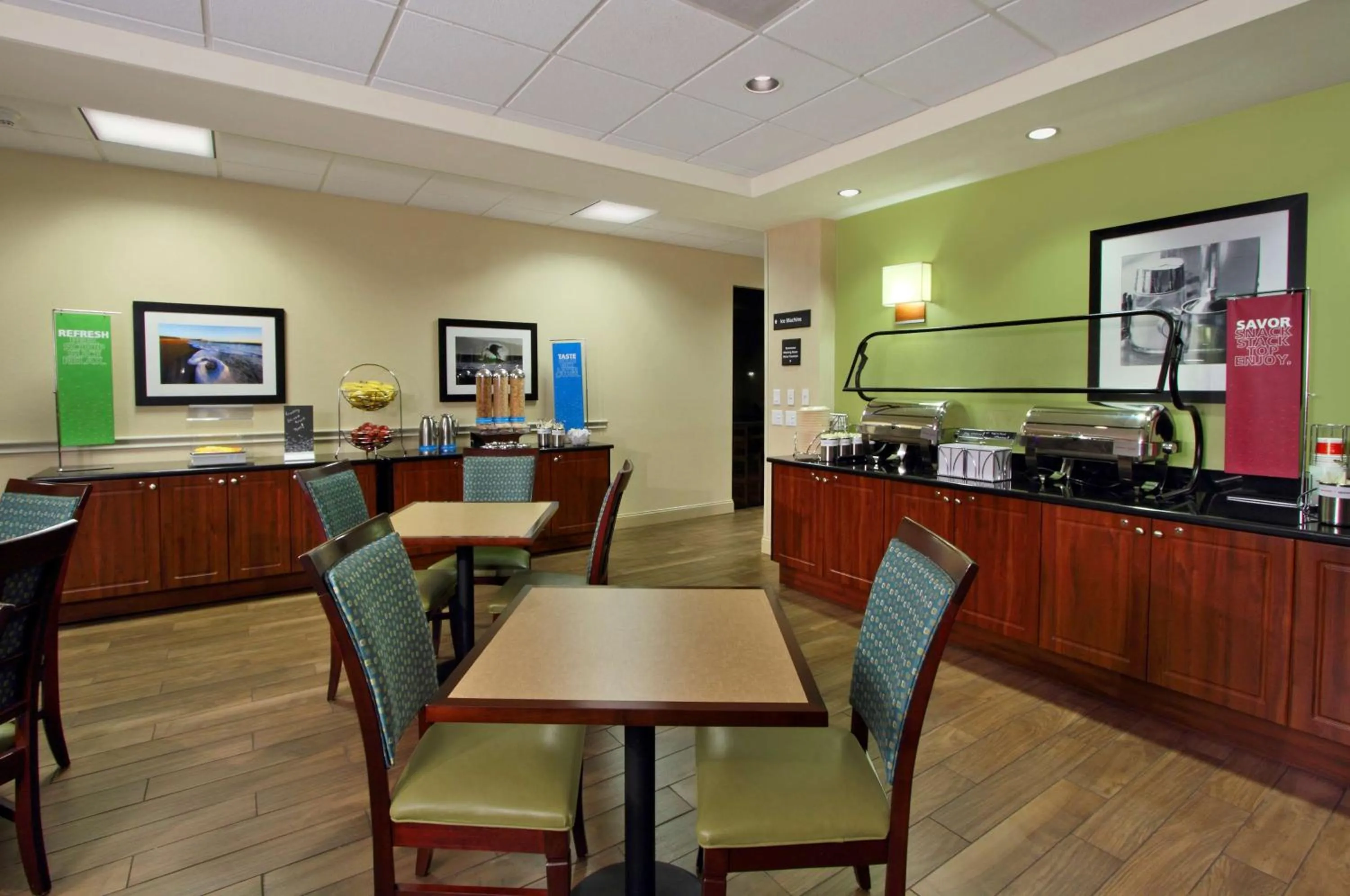 Dining area in Hampton Inn Cocoa Beach