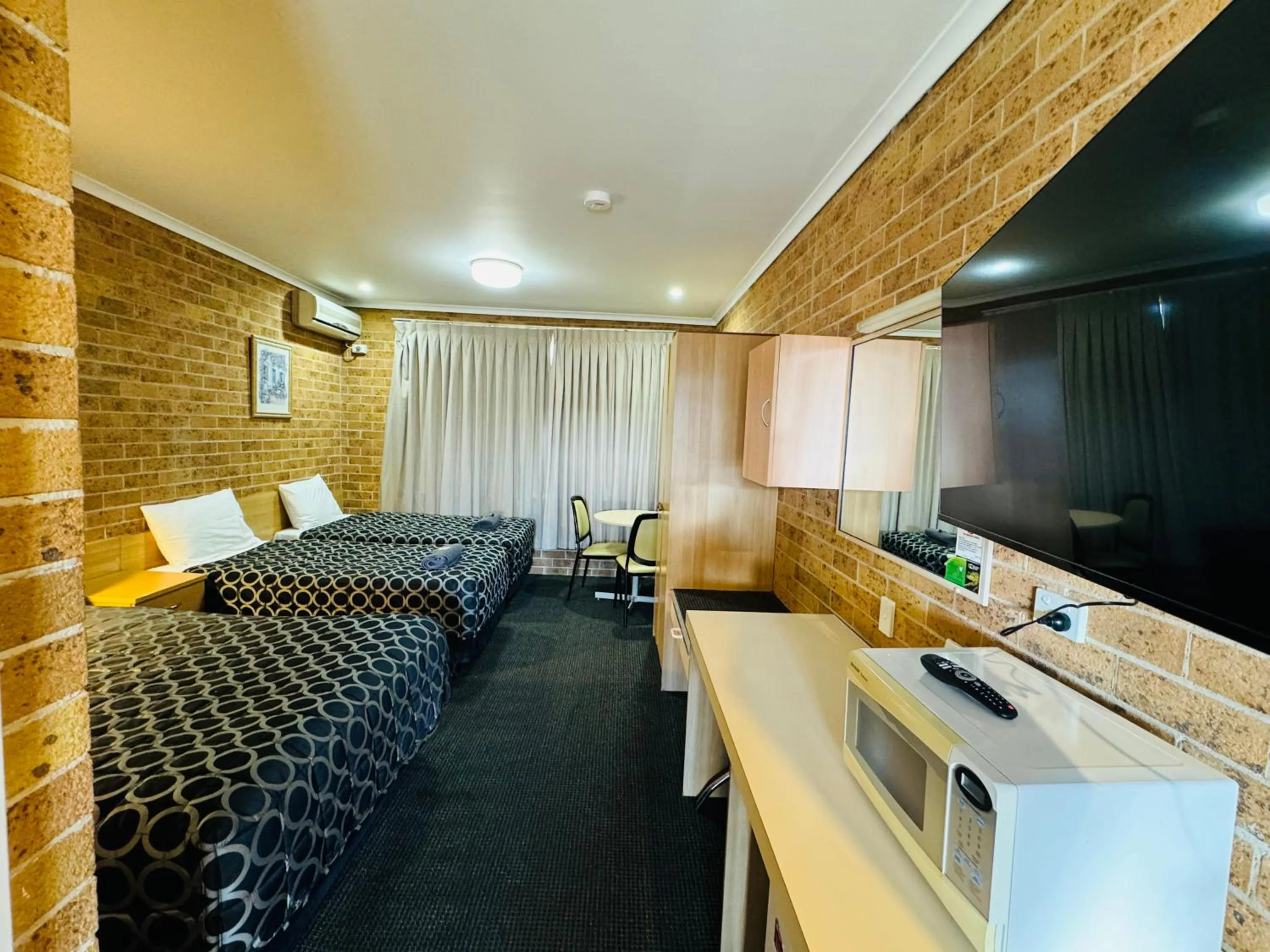 Bed in Town and Country Motor Inn