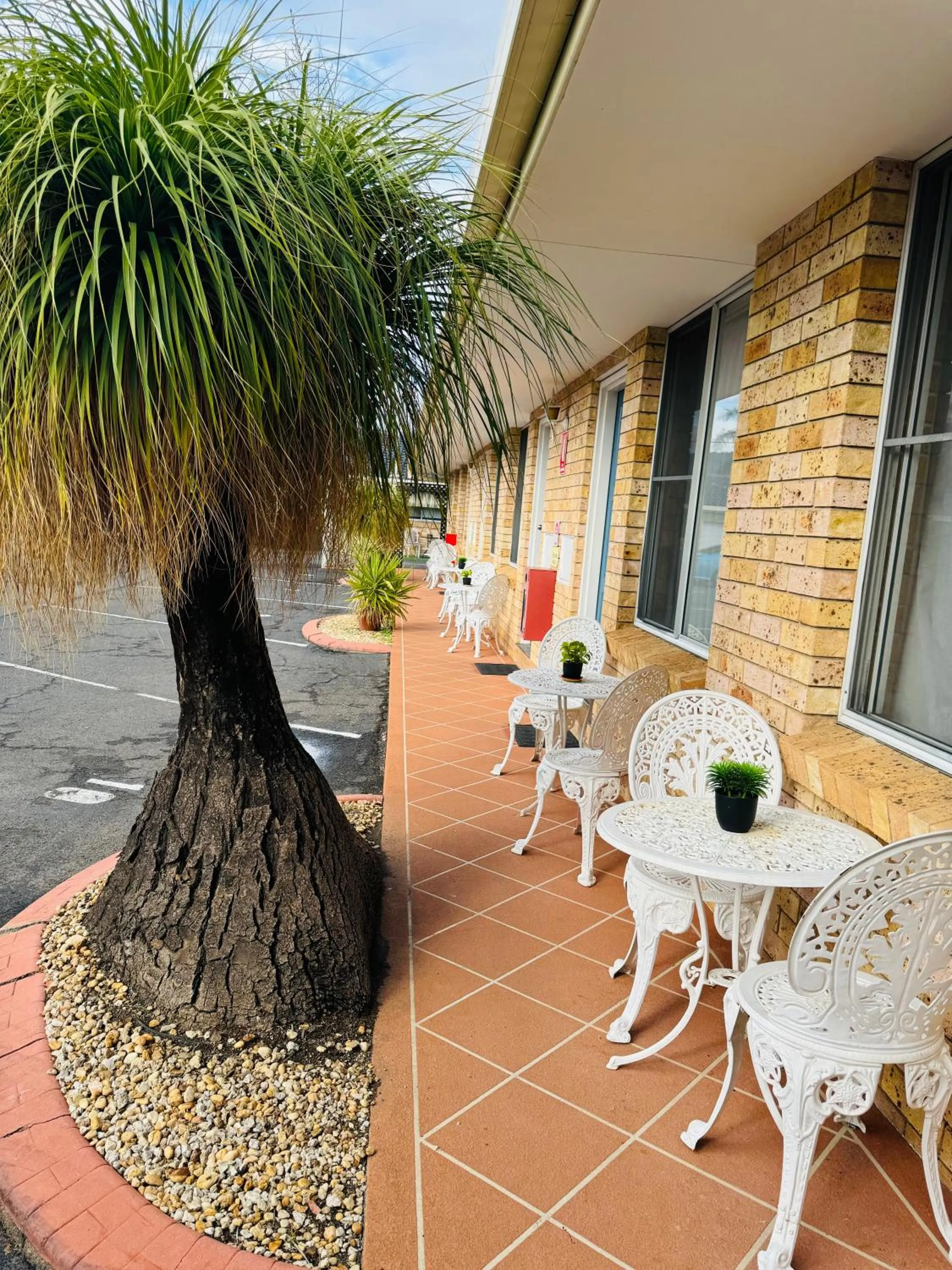 Spring in Town and Country Motor Inn