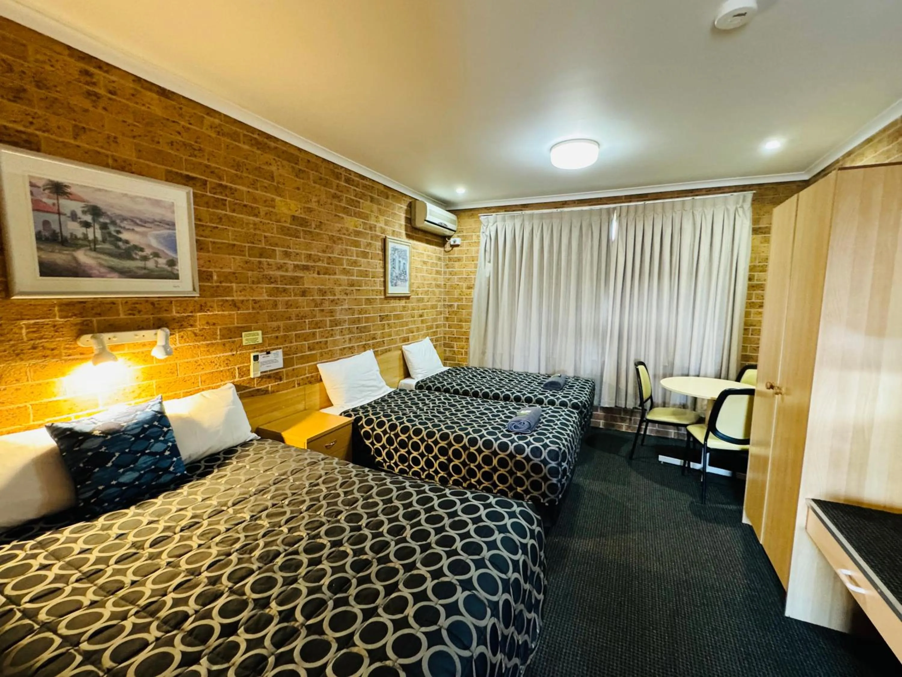 Bed in Town and Country Motor Inn