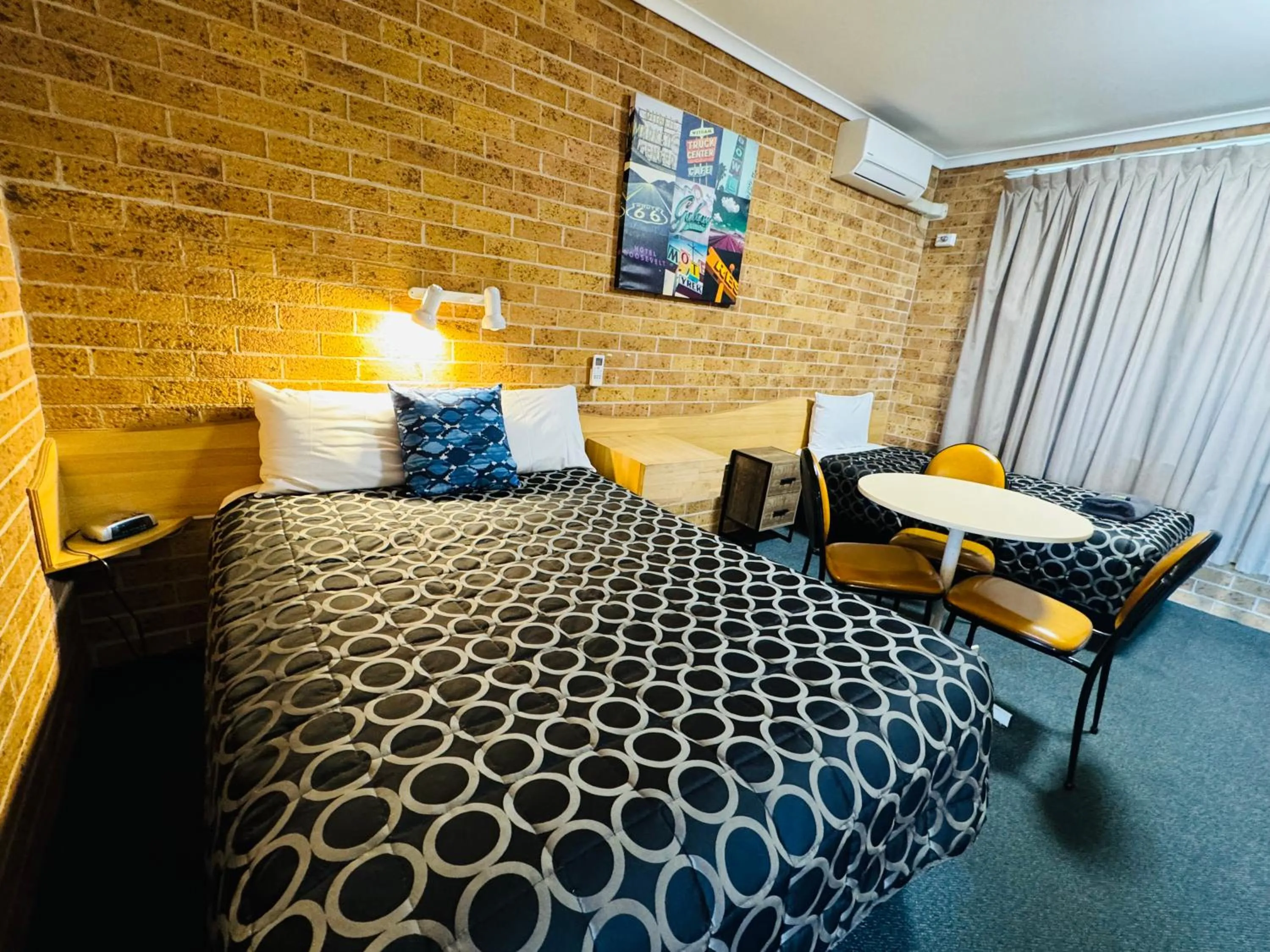 Bedroom, Bed in Town and Country Motor Inn