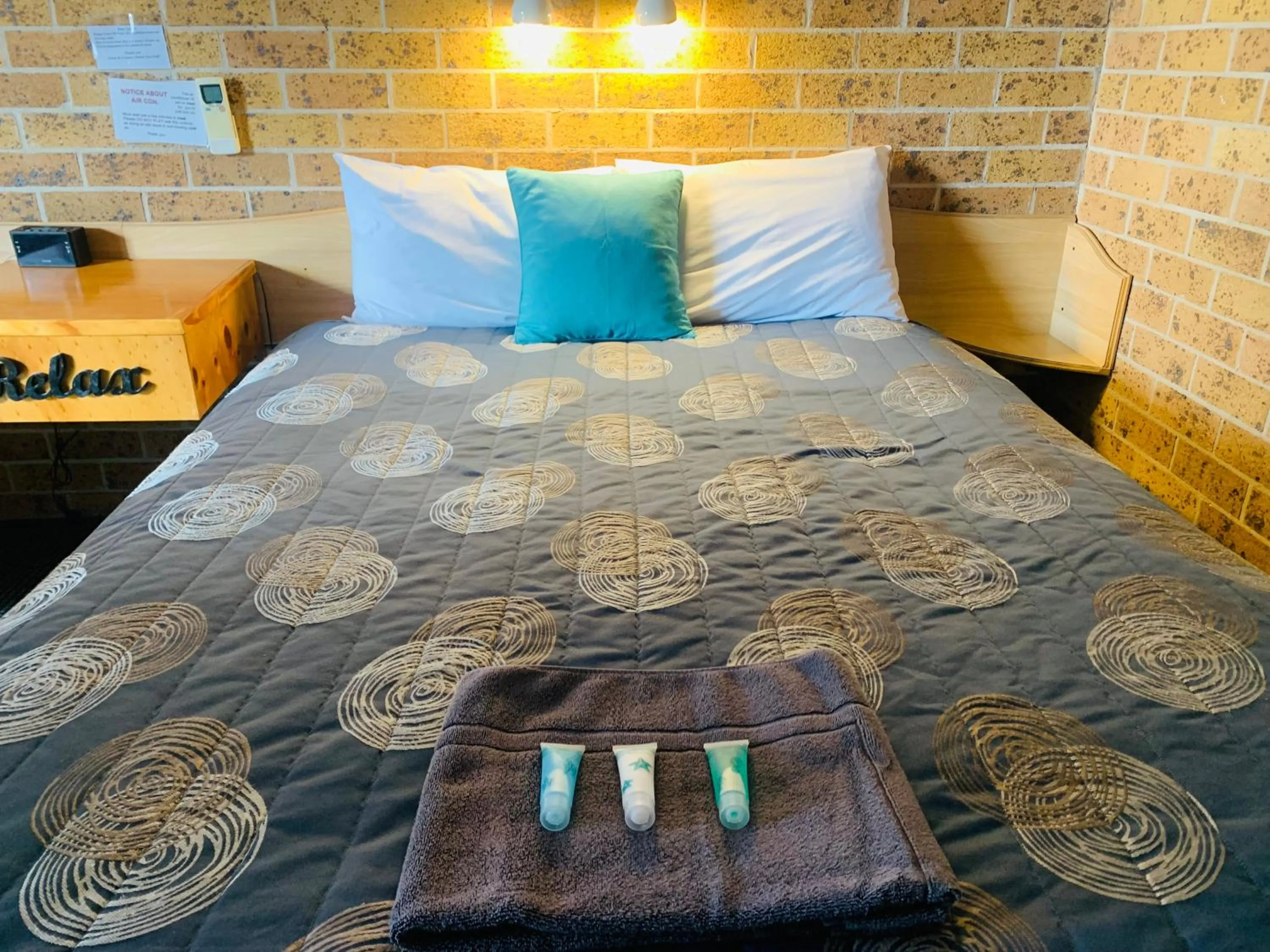 Bed in Town and Country Motor Inn