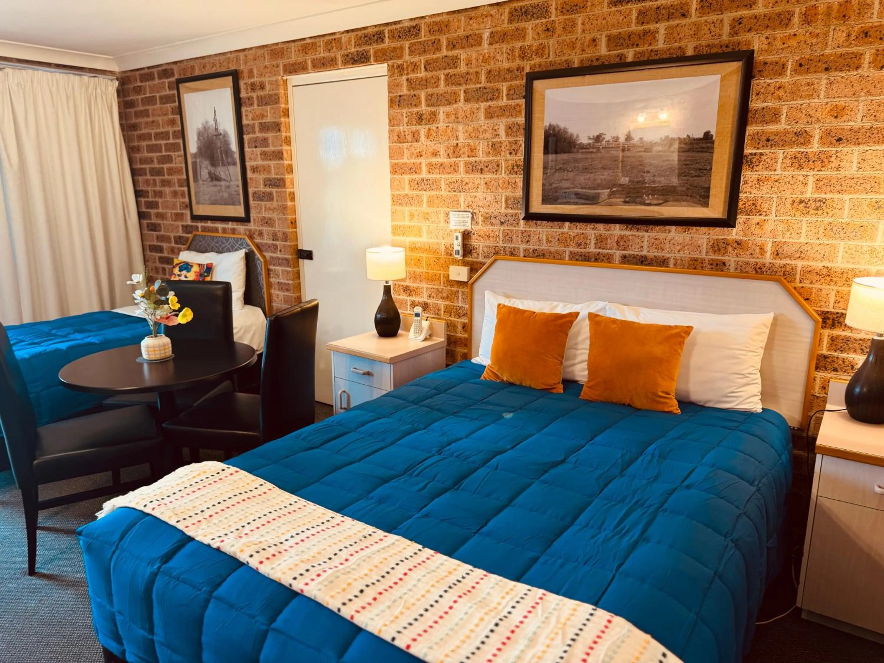 Bed in Town and Country Motor Inn