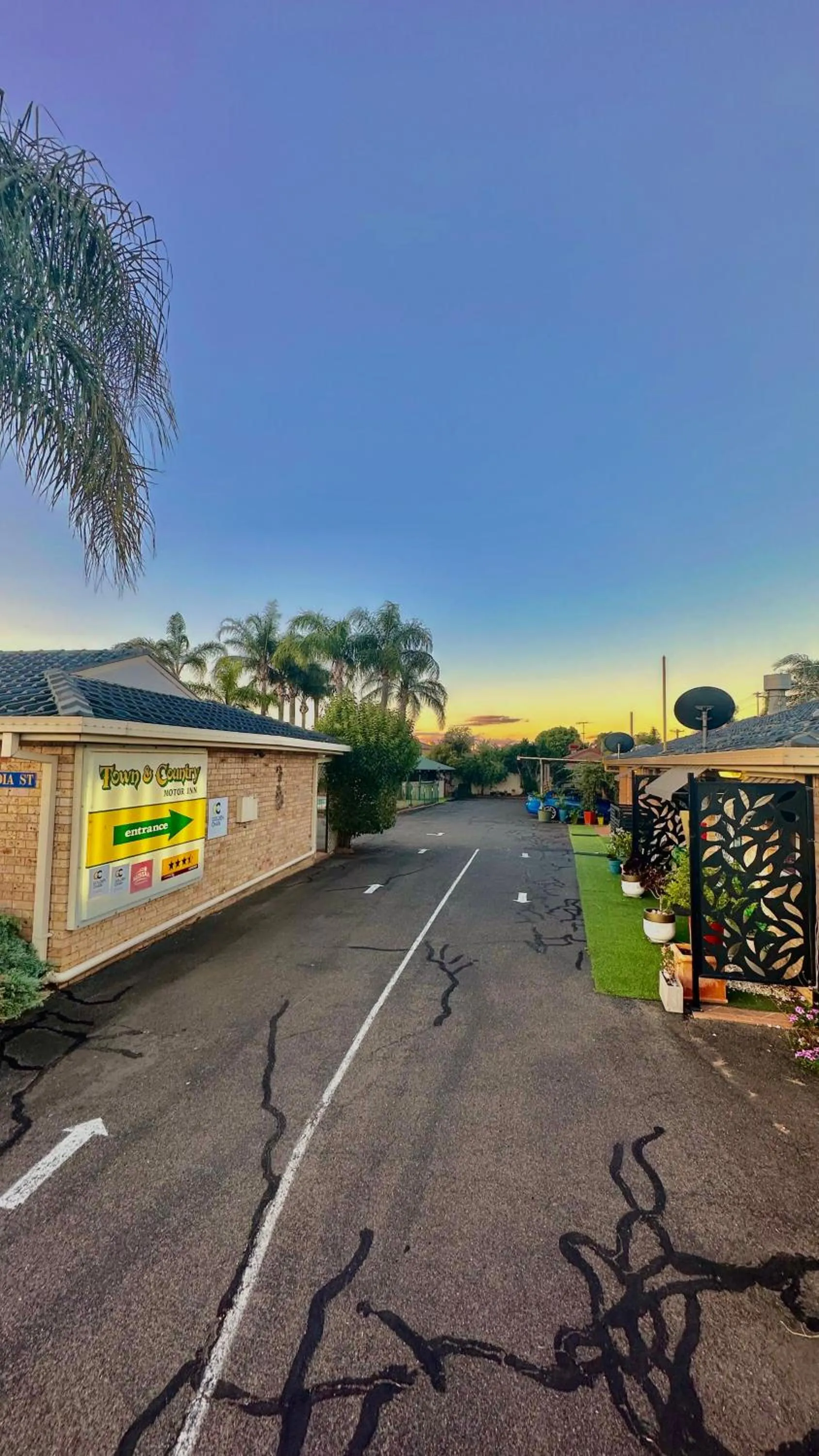 Facade/entrance in Town and Country Motor Inn