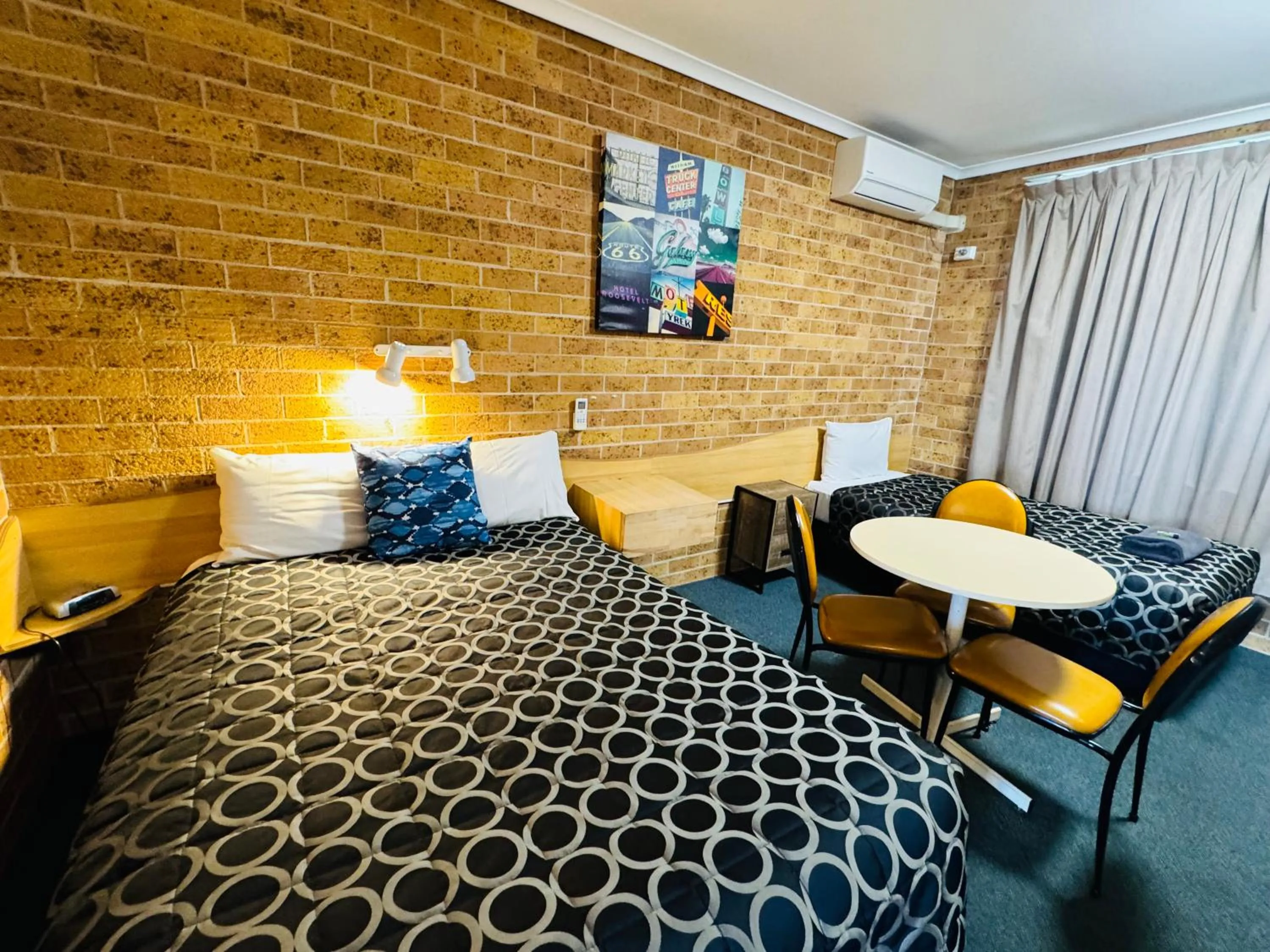 Bed in Town and Country Motor Inn