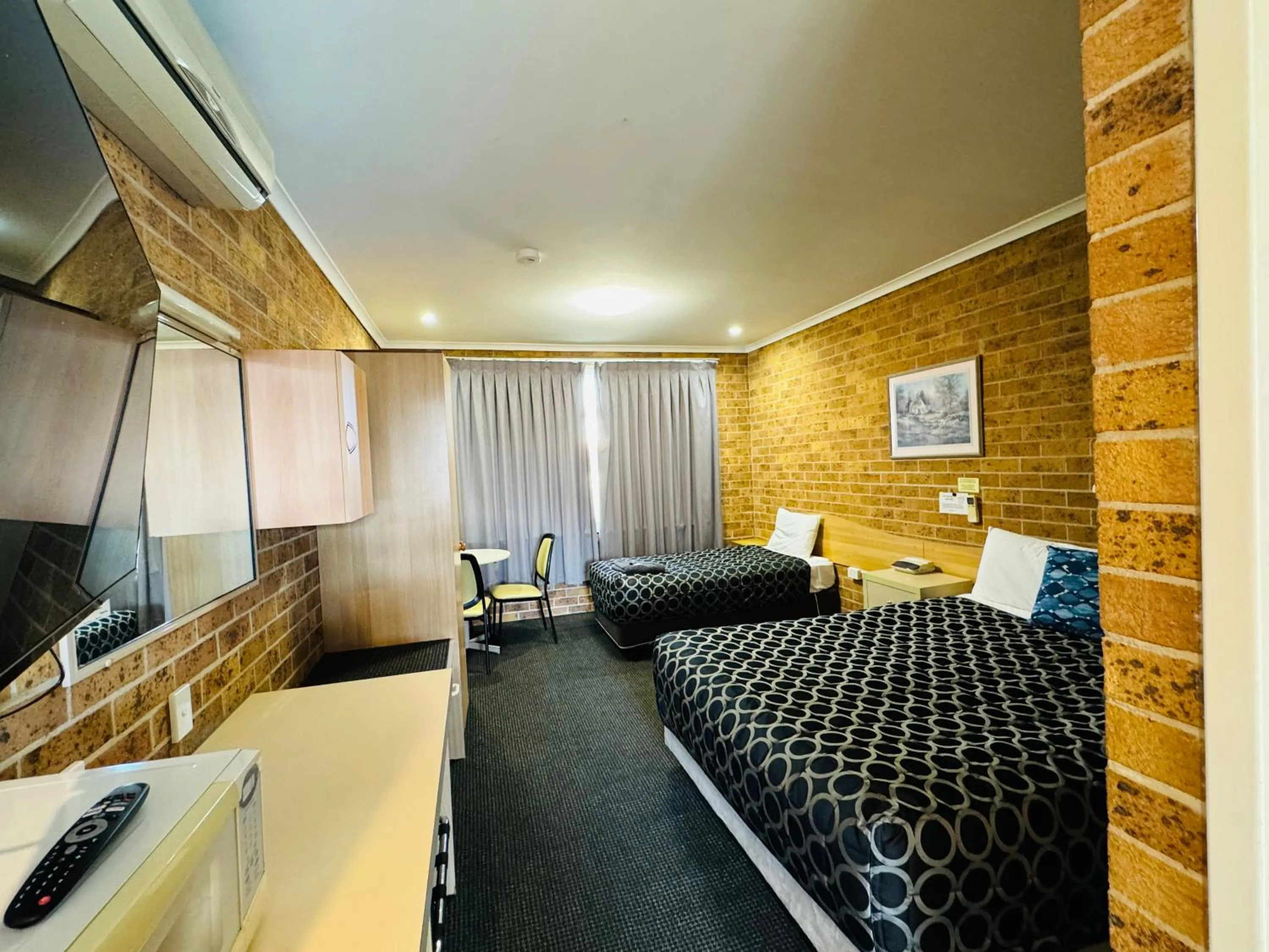 Communal lounge/ TV room, Bed in Town and Country Motor Inn