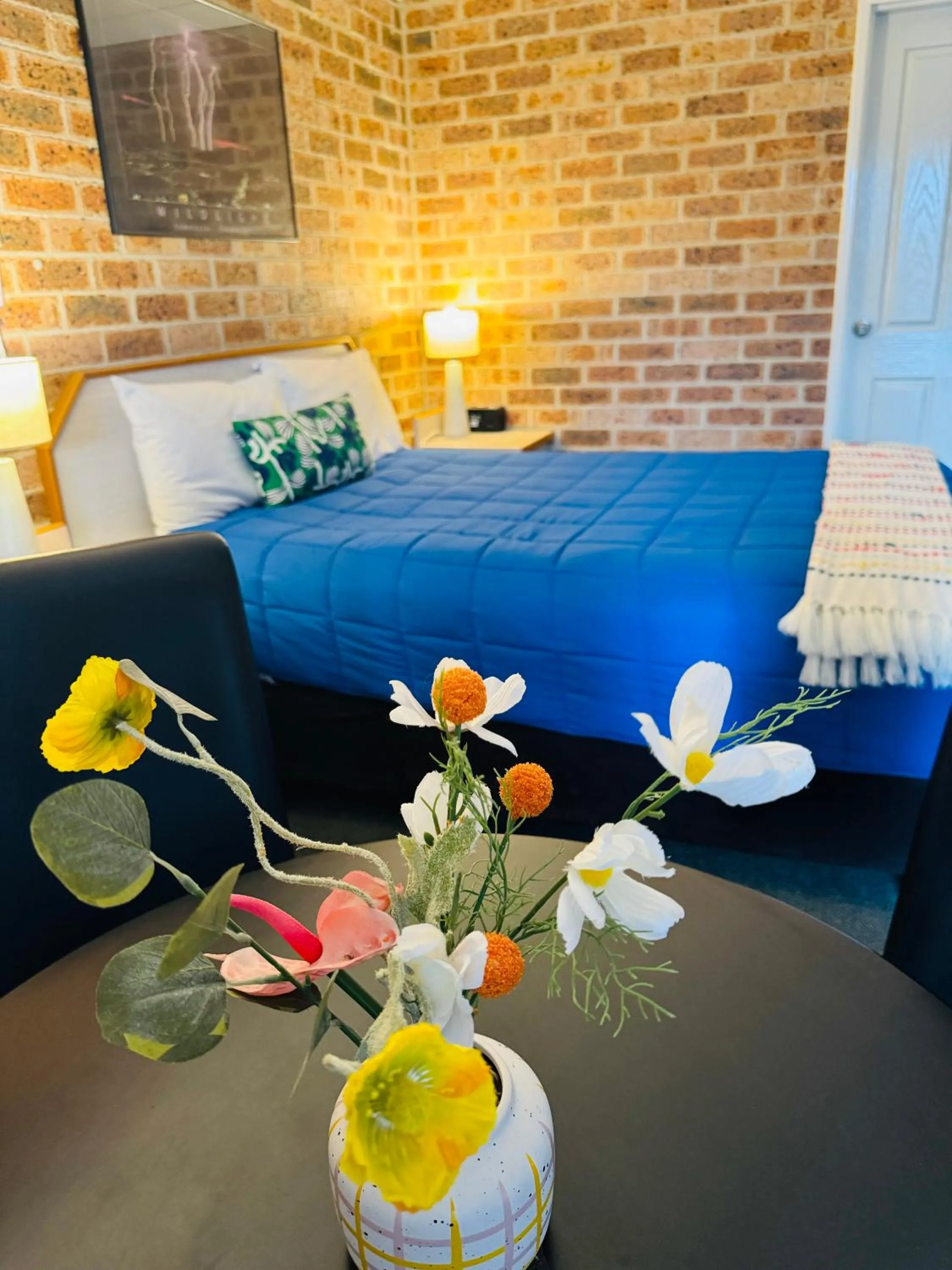 Bed in Town and Country Motor Inn