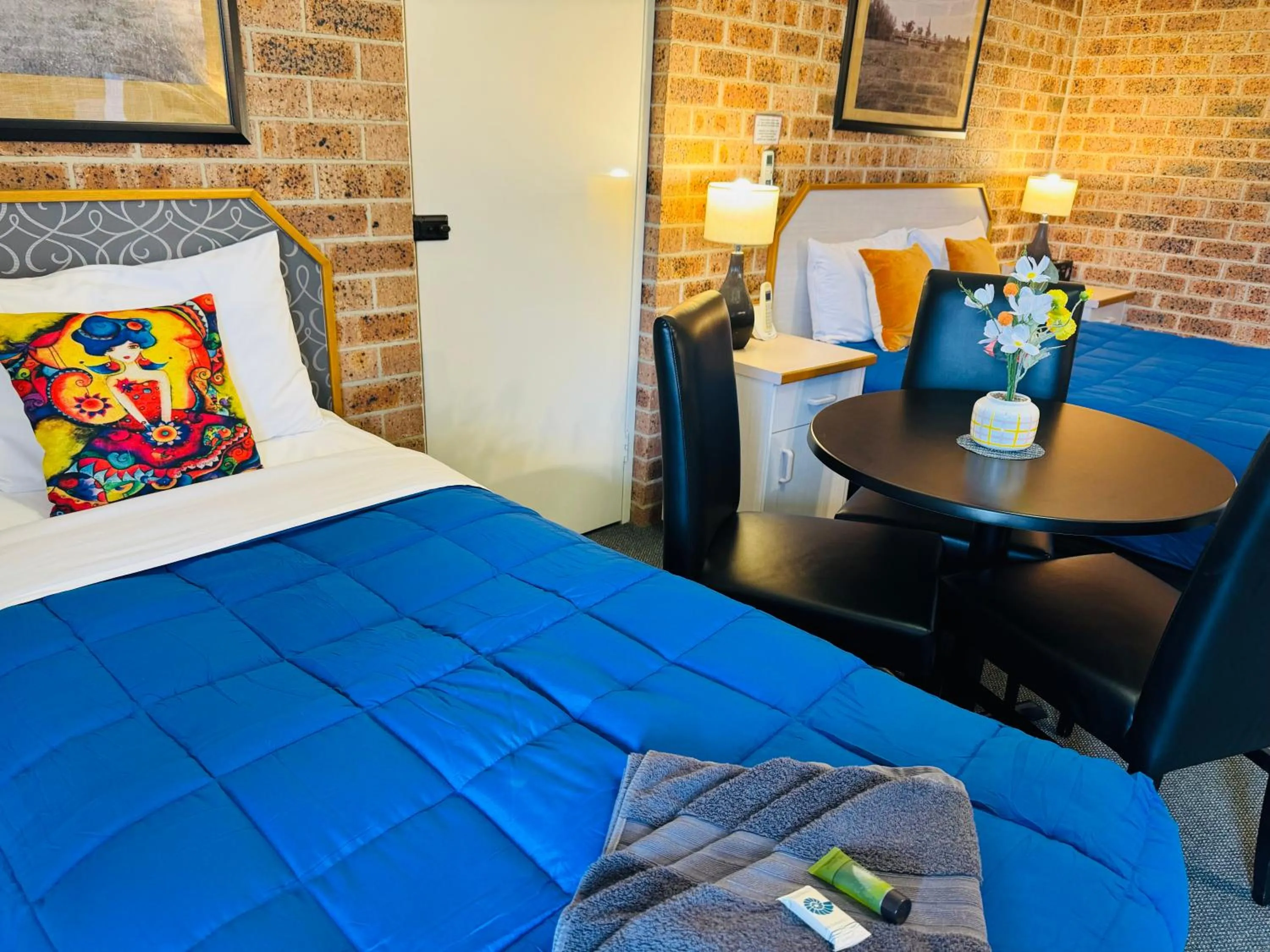 Bed in Town and Country Motor Inn