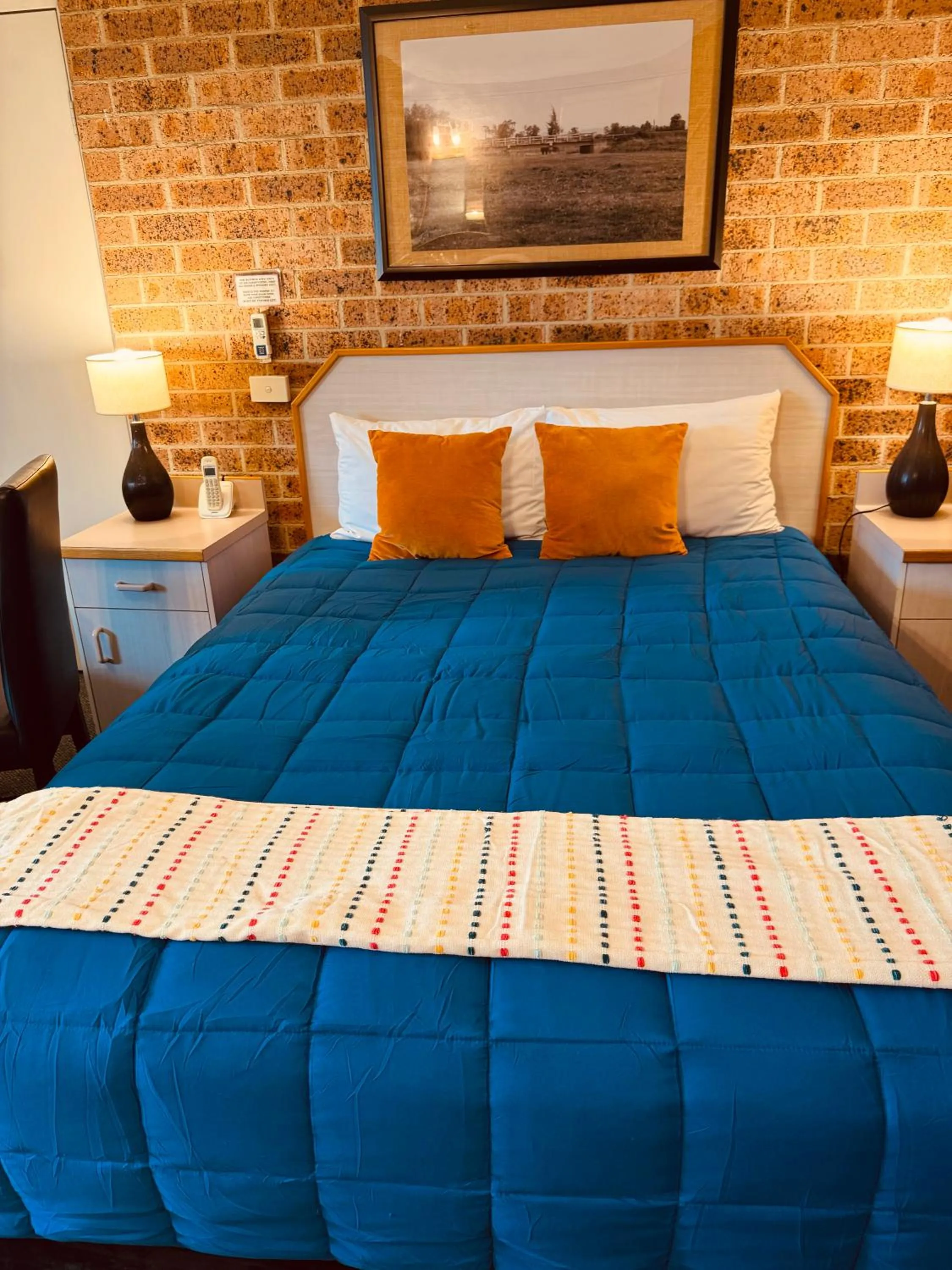 Bed in Town and Country Motor Inn