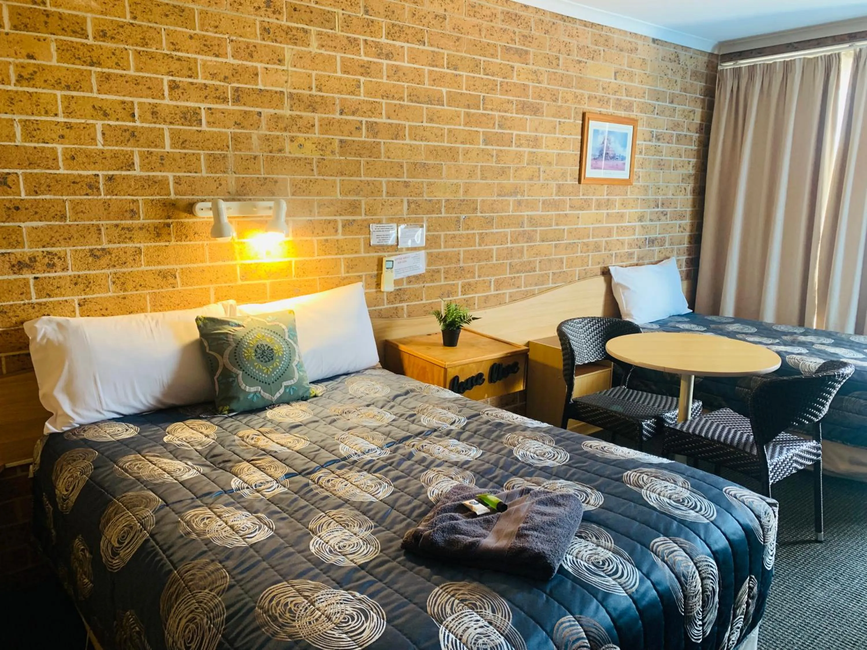 Photo of the whole room, Bed in Town and Country Motor Inn