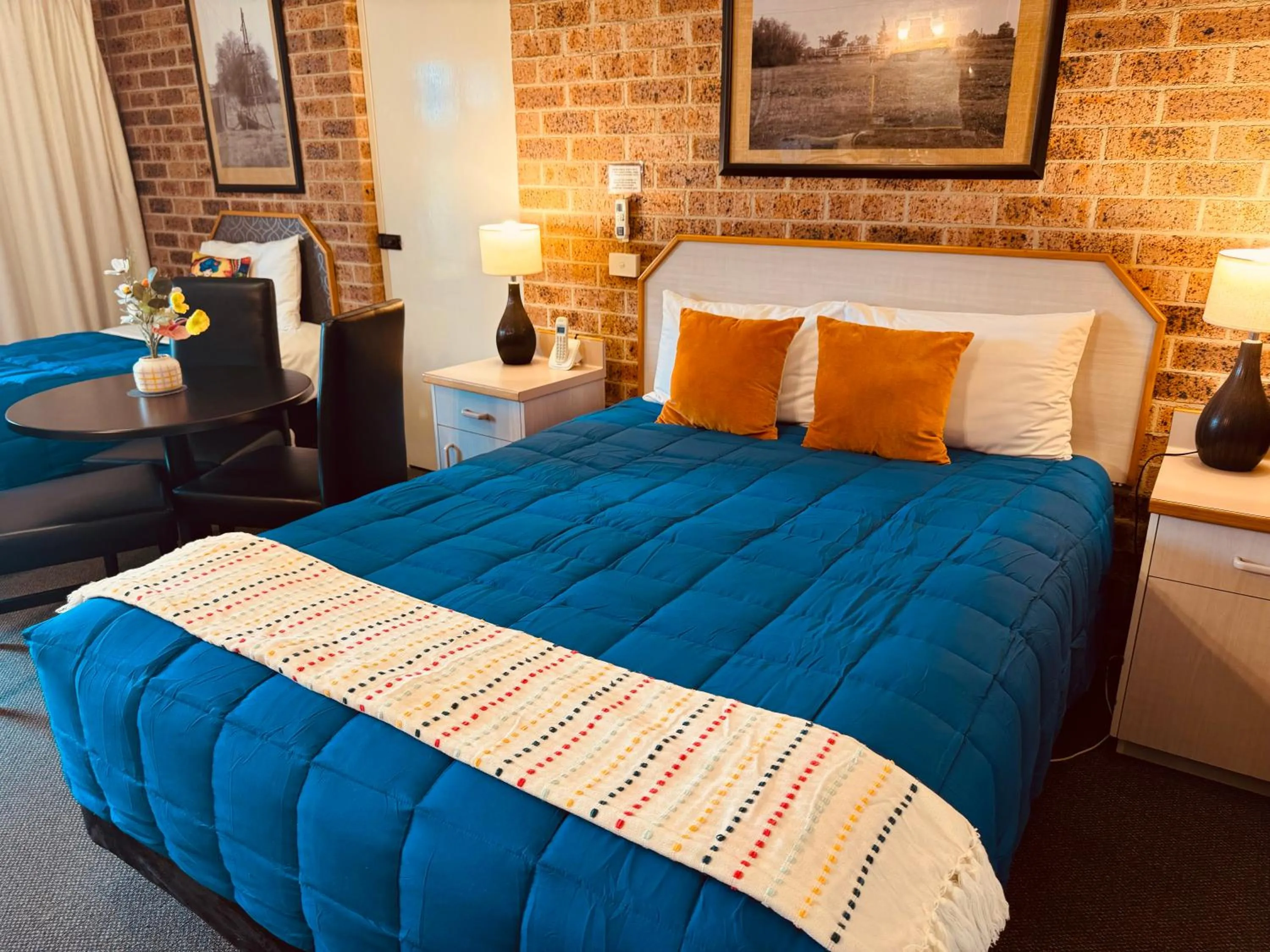 Bedroom, Bed in Town and Country Motor Inn