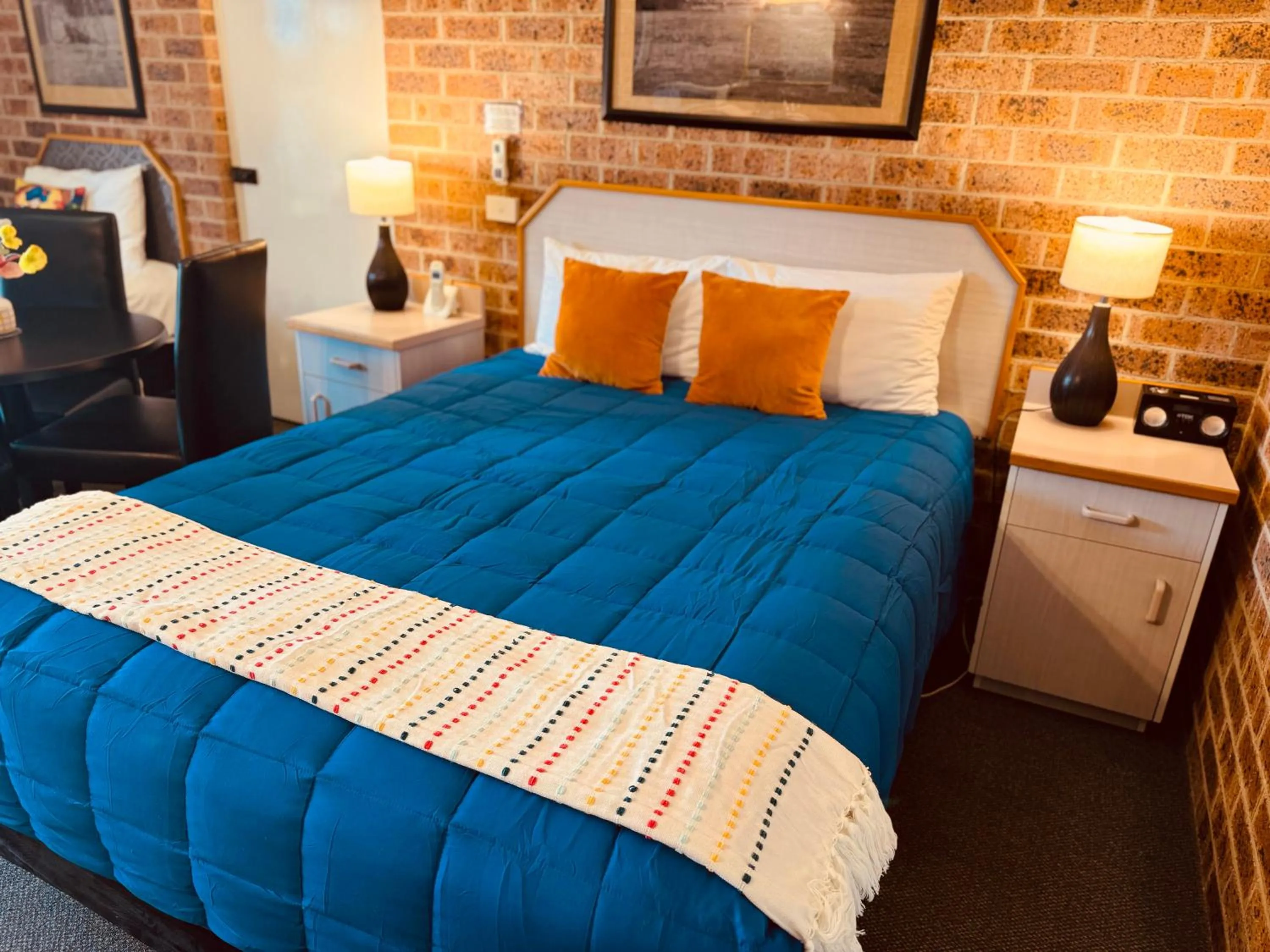 Bedroom, Bed in Town and Country Motor Inn