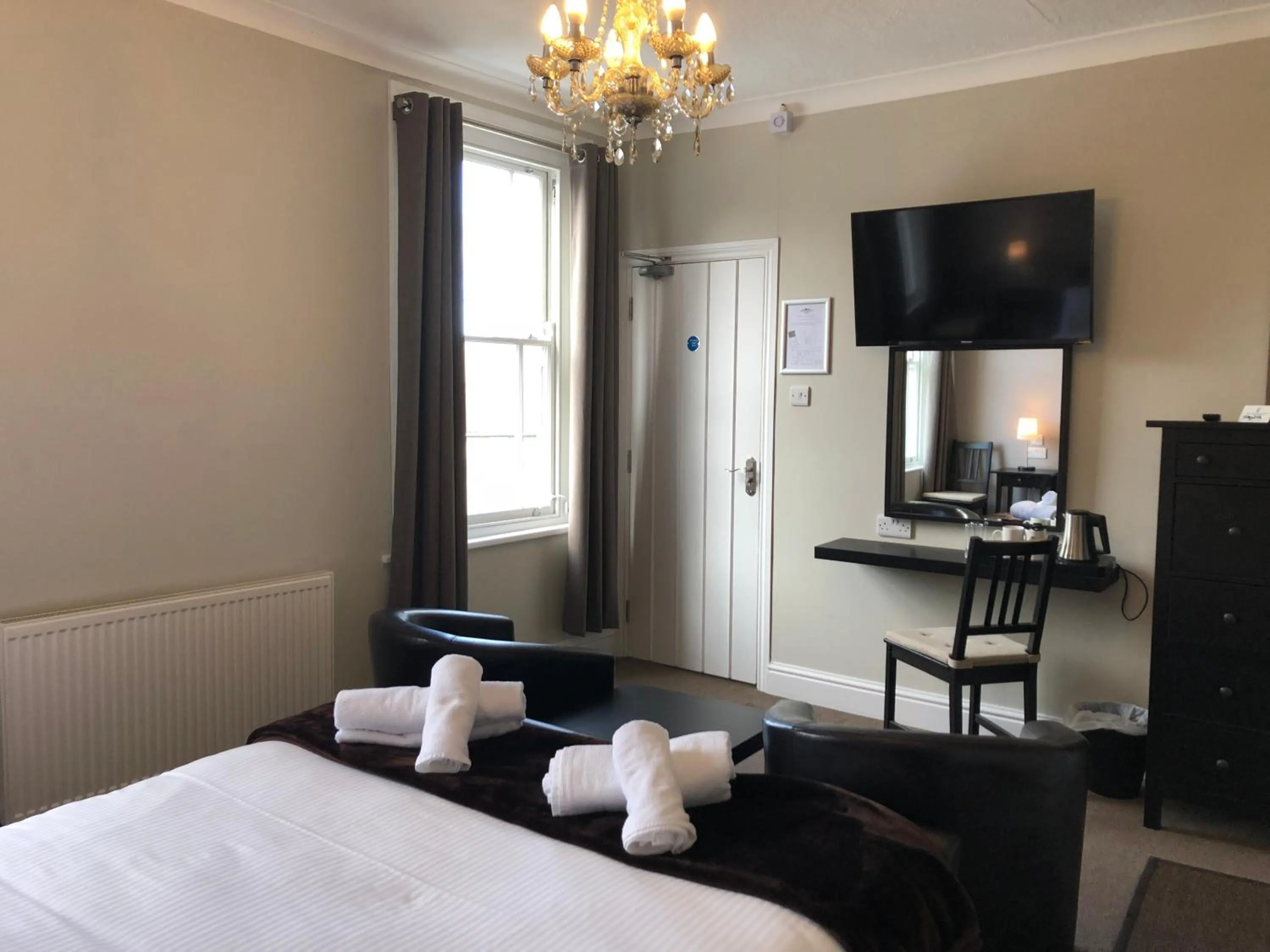 Bedroom, Bed in The Cornubia Inn