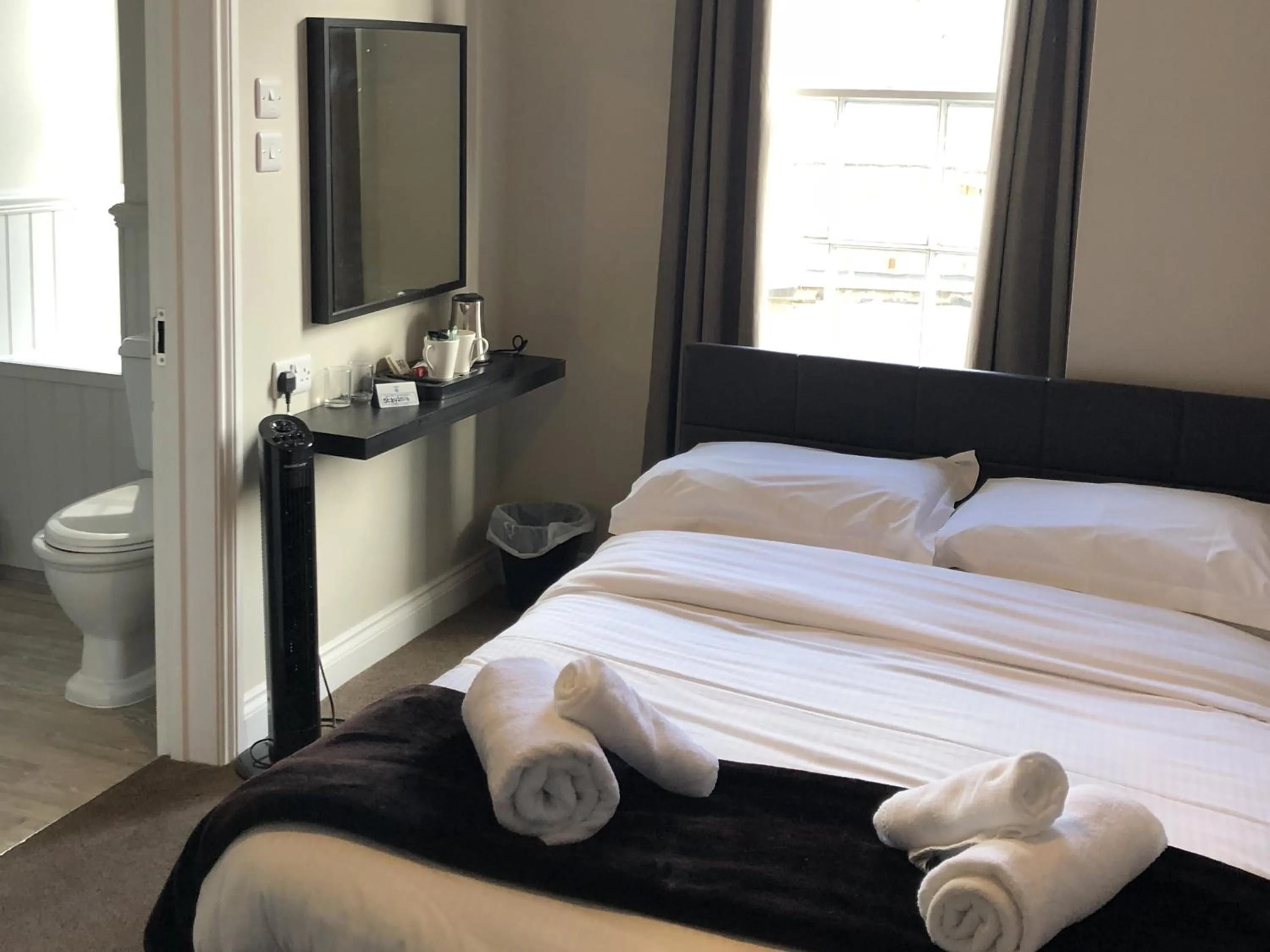 Bedroom, Bed in The Cornubia Inn