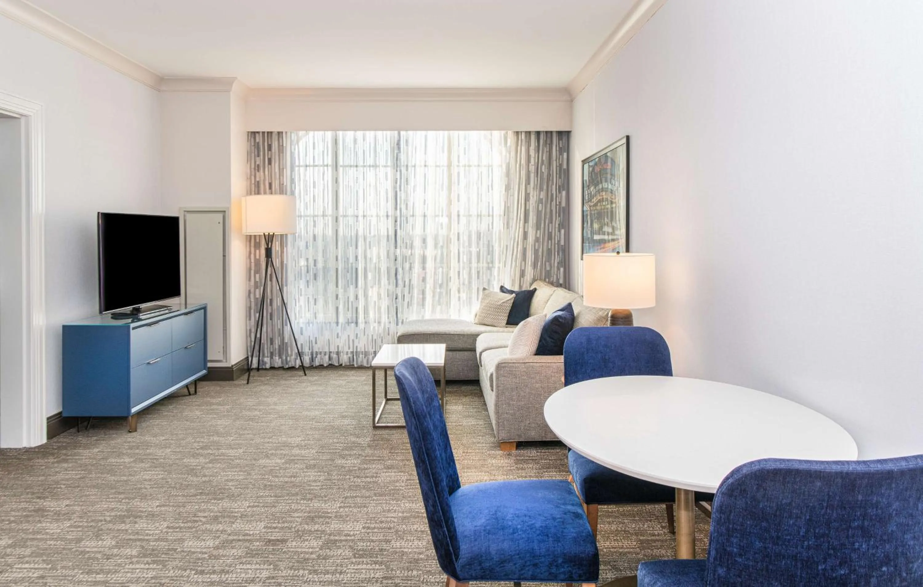 Living room in Hilton Columbus/Polaris