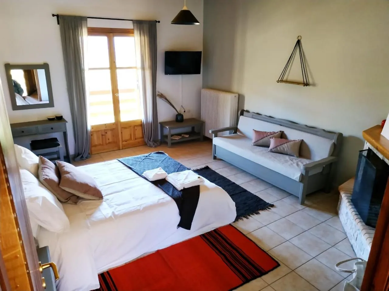 TV and multimedia, Bed in Orias Guesthouse & Farm