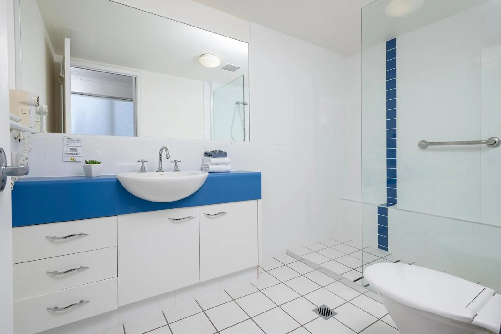 Bathroom in Belaire Place Motel Apartments