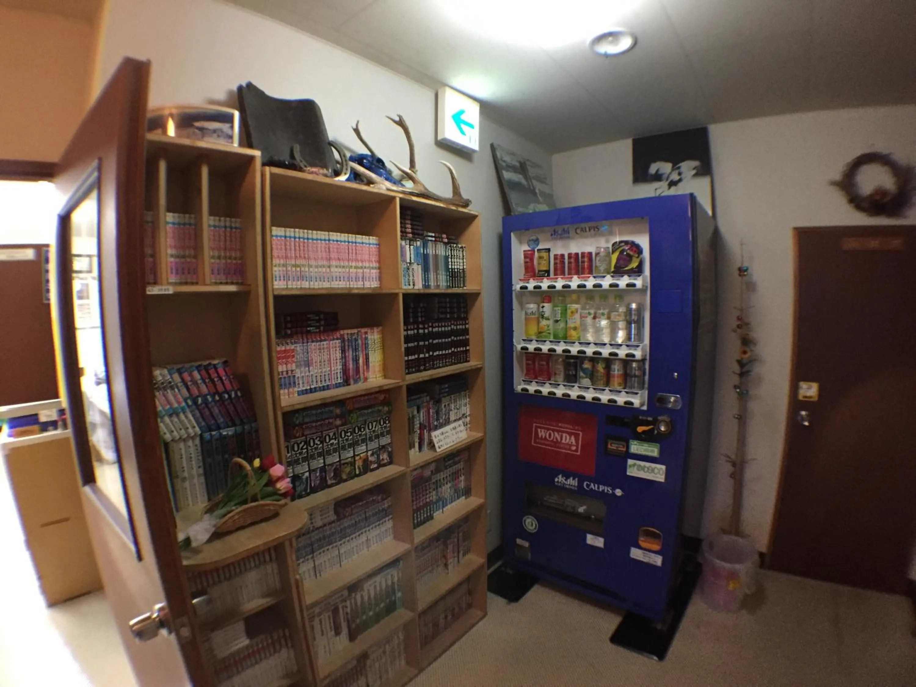 Library in Abashiri Ryuhyou no Oka guesthouse