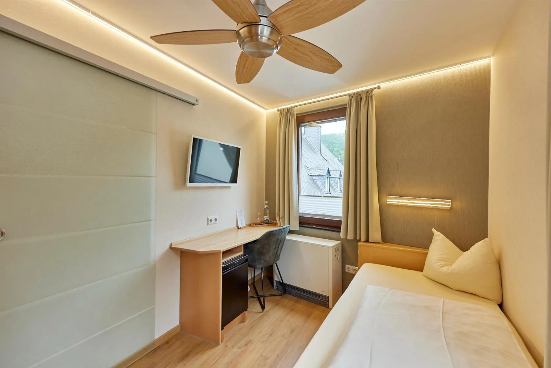 Photo of the whole room, Bed in Hotel-Restaurant Ehses