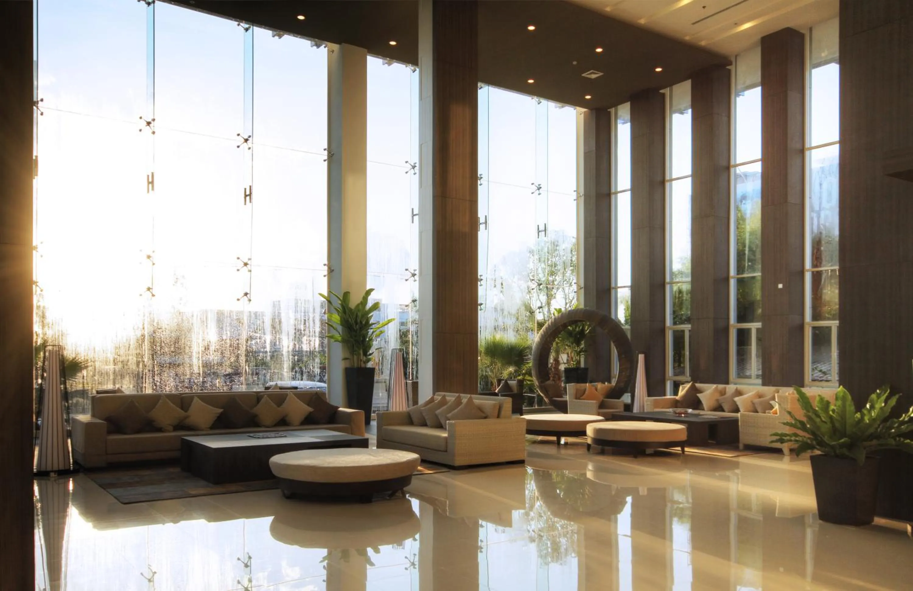 Lobby or reception in Classic Kameo Hotel & Serviced Apartment, Rayong