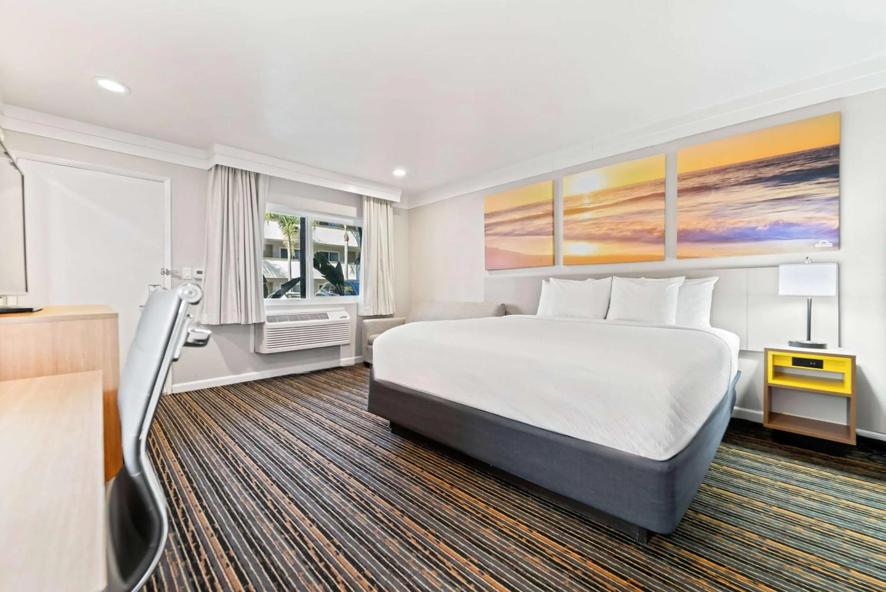 Photo of the whole room, Bed in Days Inn by Wyndham San Diego Hotel Circle