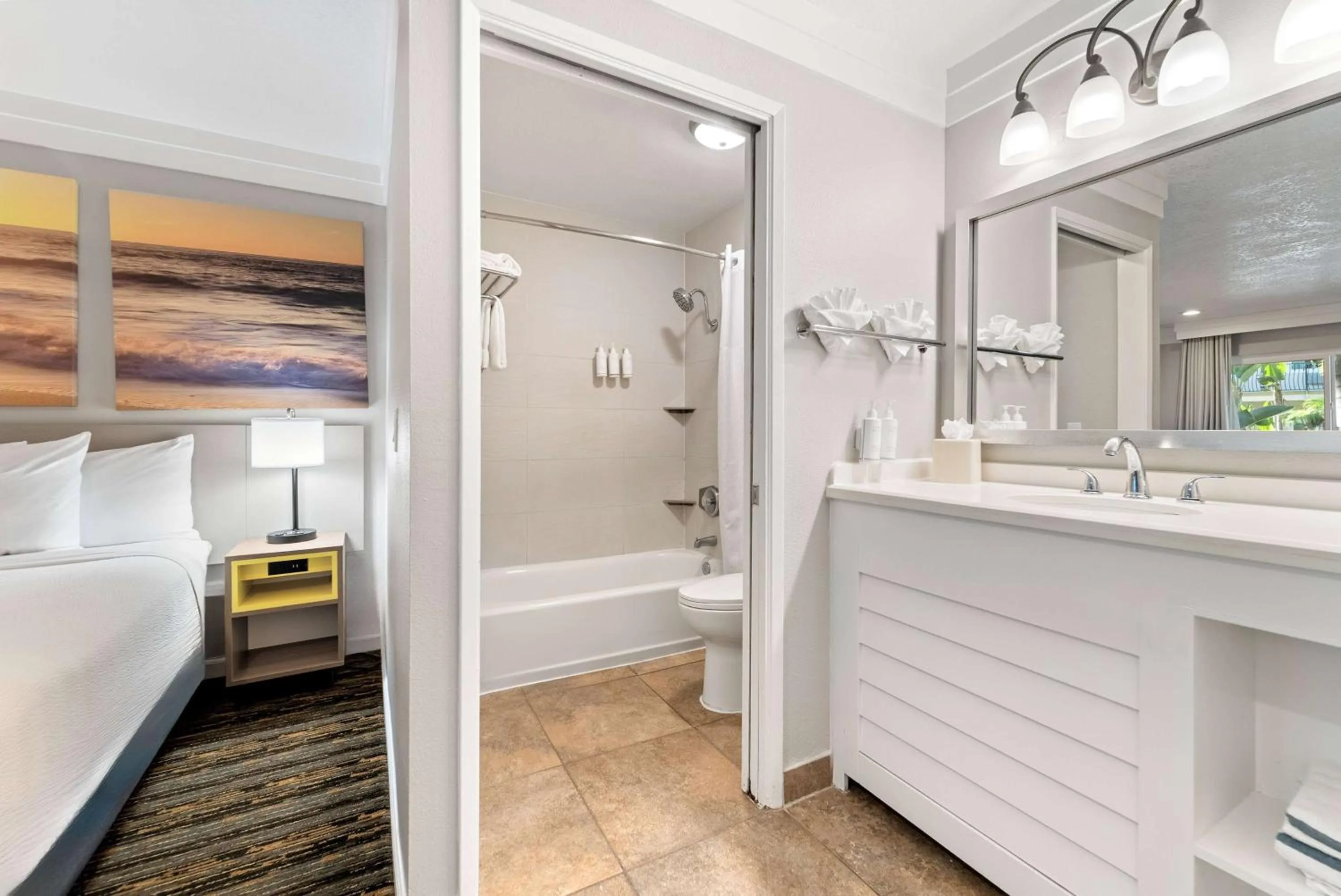 Bathroom, Bed in Days Inn by Wyndham San Diego Hotel Circle